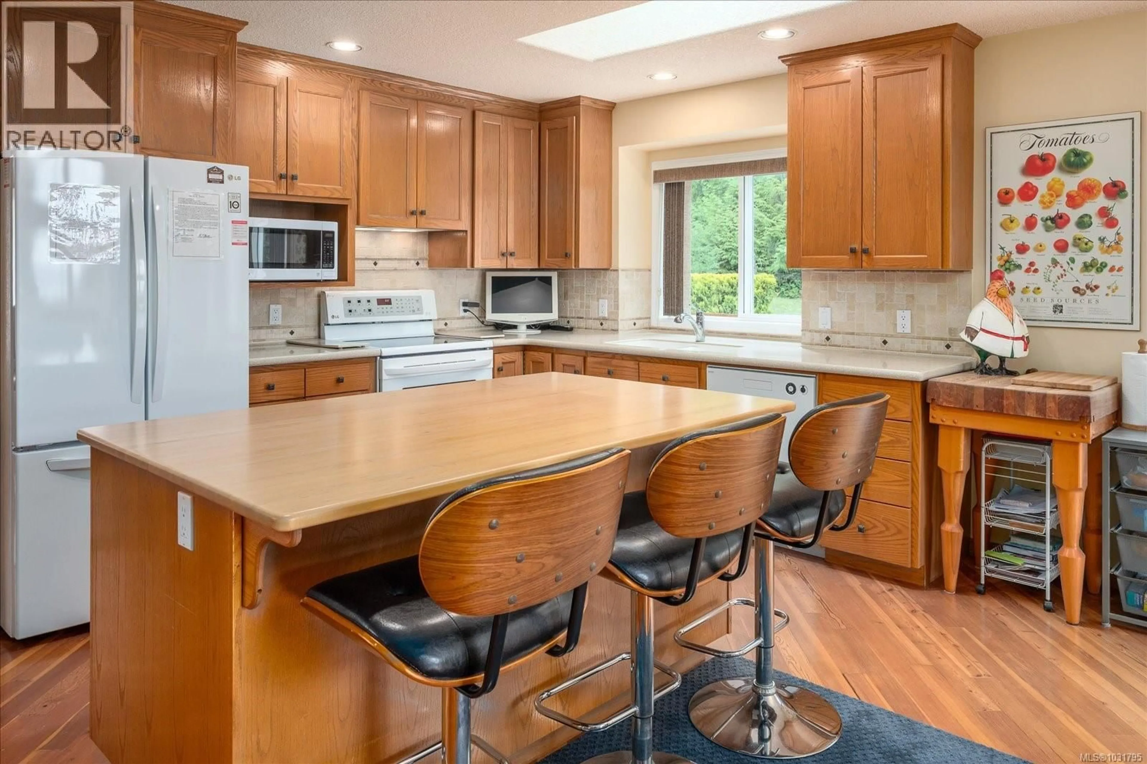 Open concept kitchen, unknown for 548 FOURNEAU WAY, Parksville British Columbia V9P2J7