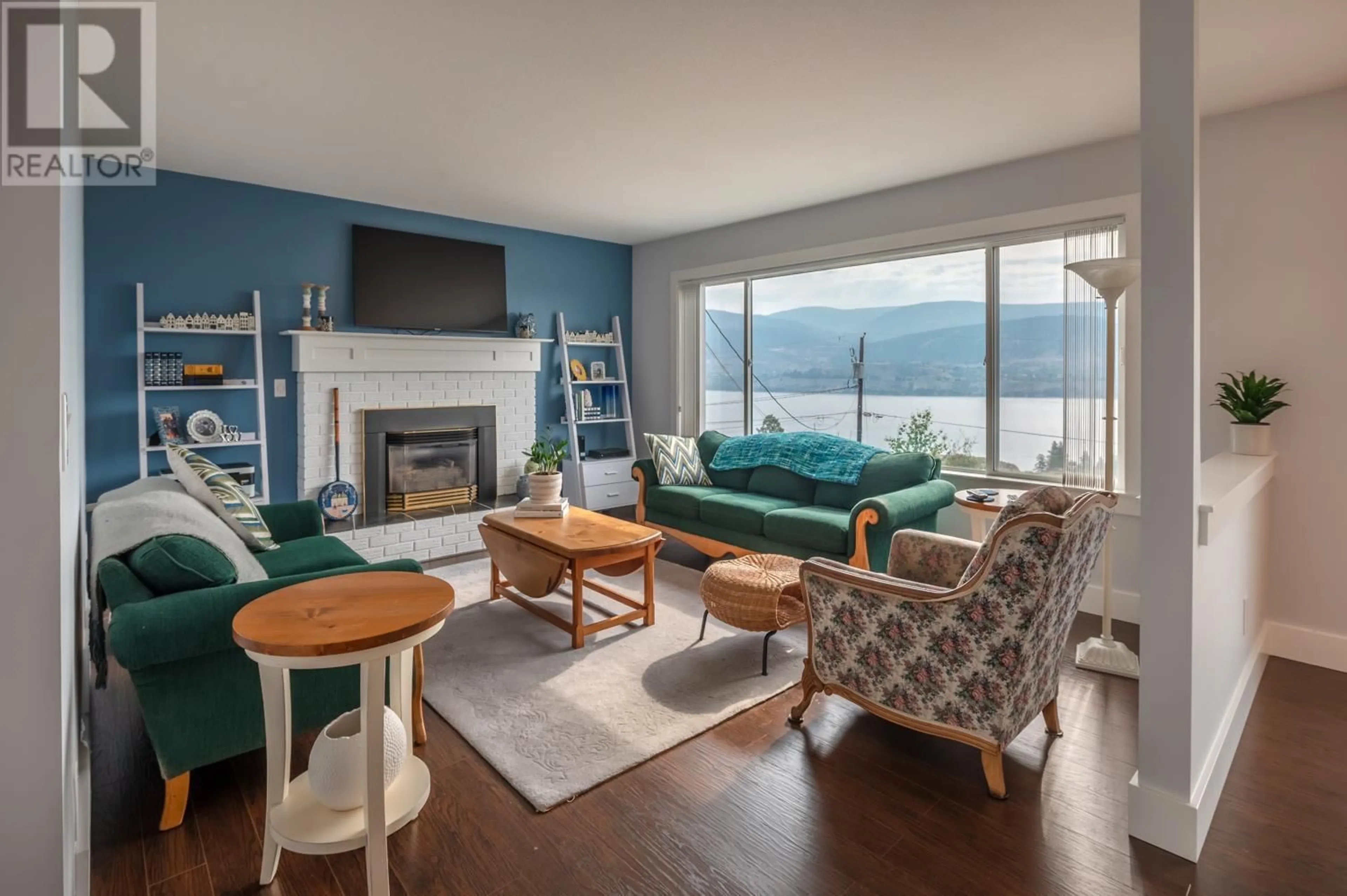 Living room for 3218 WEST BENCH Drive, Penticton British Columbia V2A8Z8