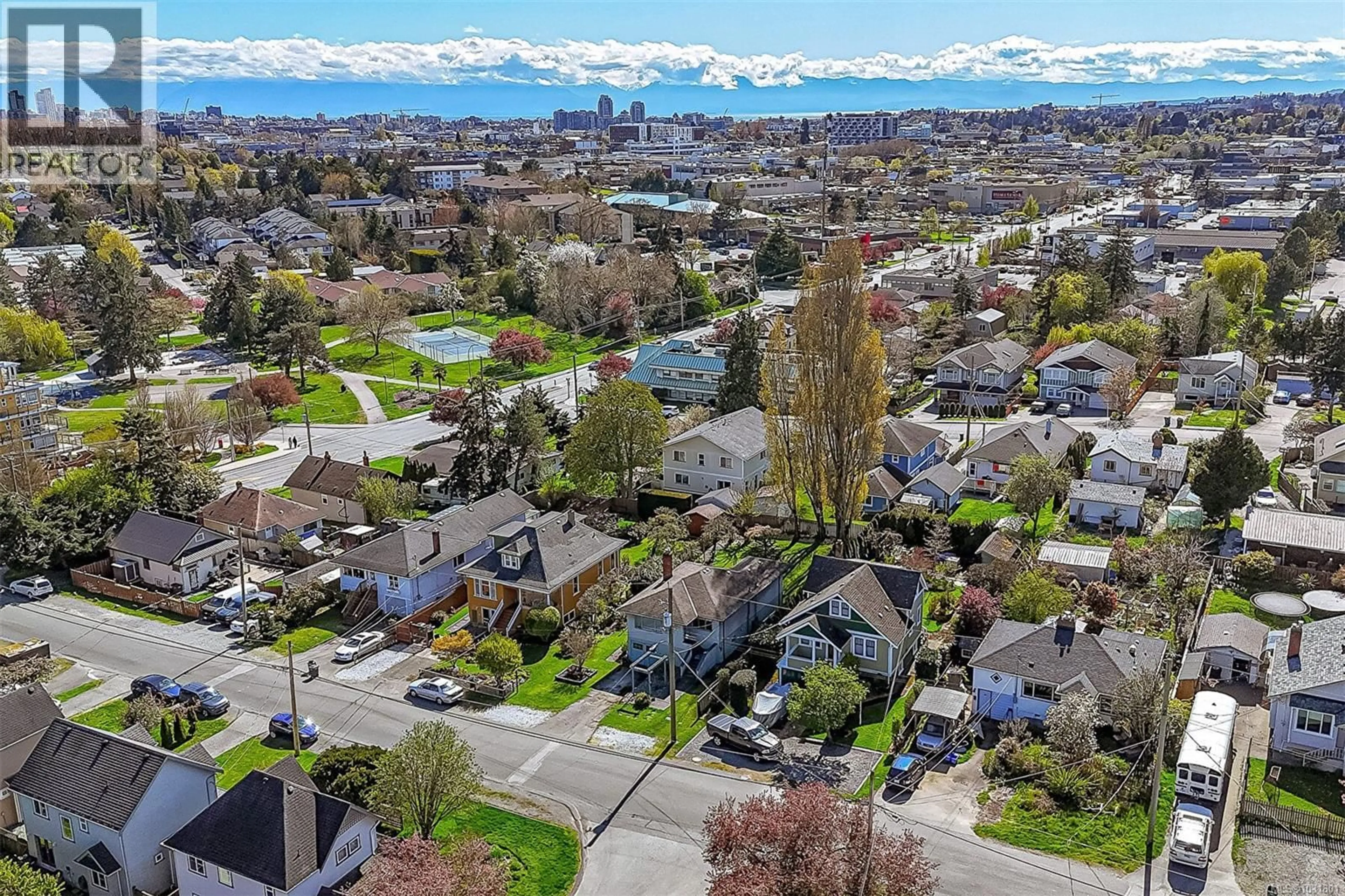 A pic from outside/outdoor area/front of a property/back of a property/a pic from drone, street for 3426 CALUMET AVENUE, Saanich British Columbia V8X1V5