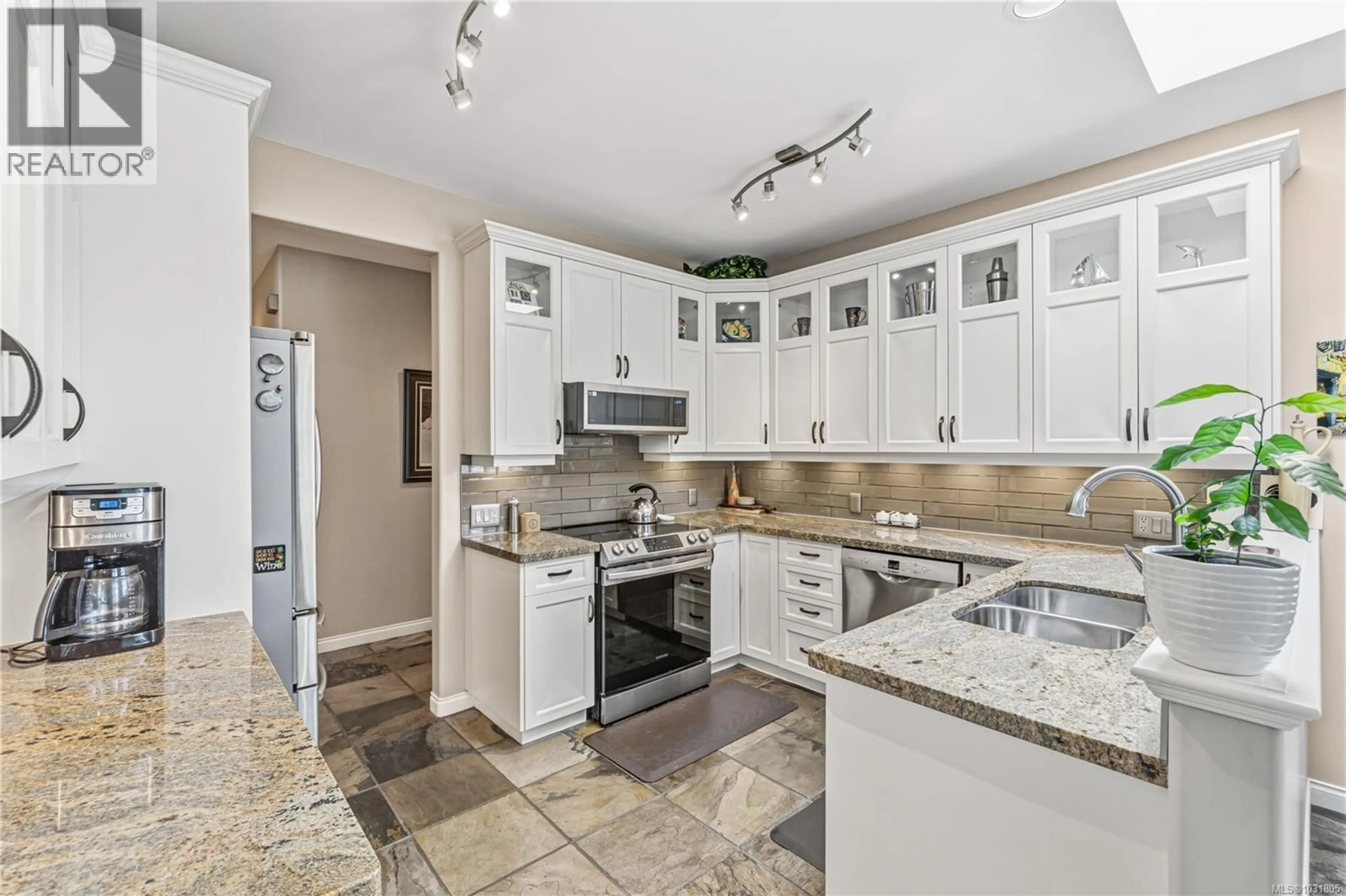Open concept kitchen, ceramic/tile floor for 1376 BRITANNIA DRIVE, Parksville British Columbia V9P2Y2
