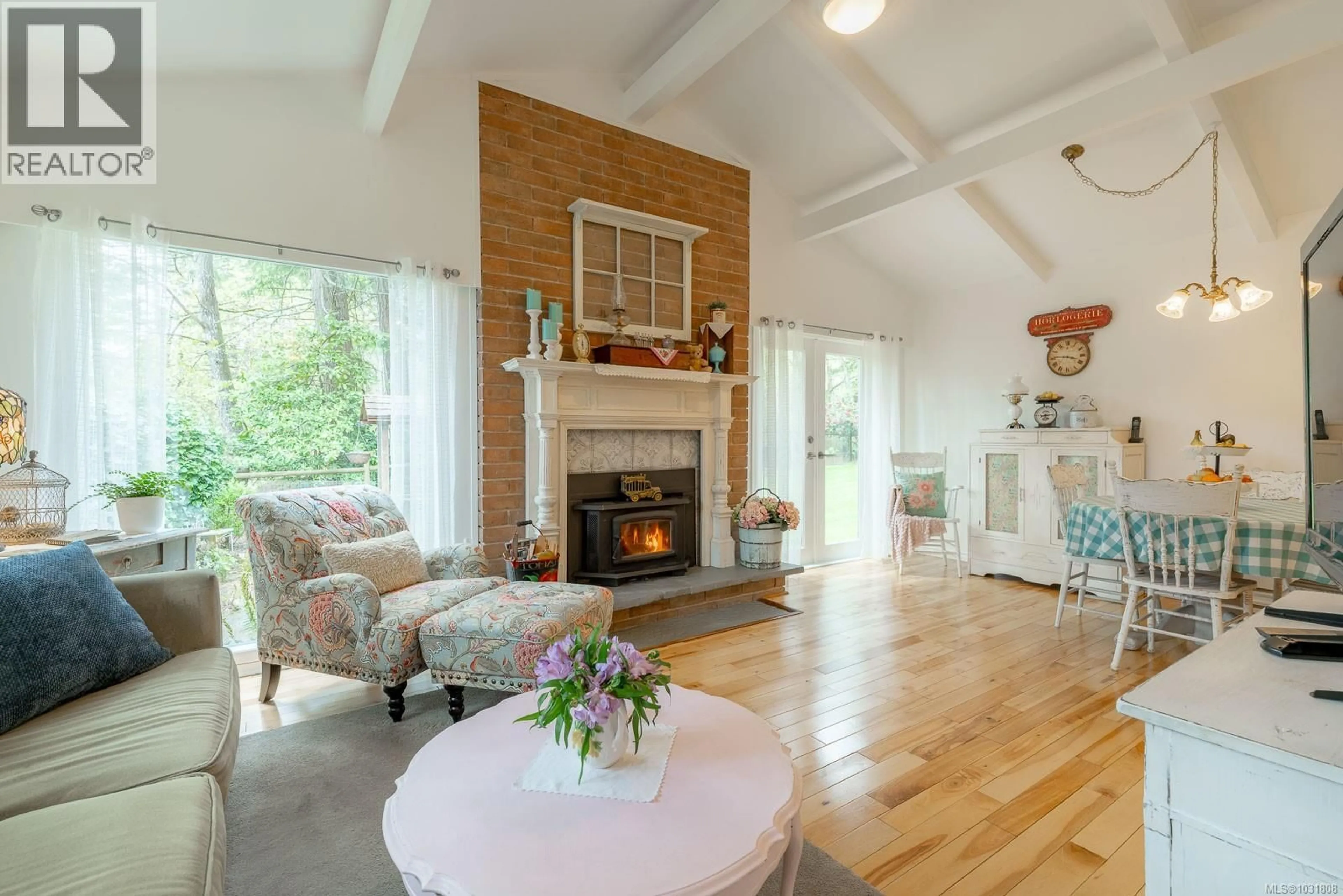 Living room with furniture, wood/laminate floor for 1265 HUTCHINSON ROAD, Cobble Hill British Columbia V0R1L0