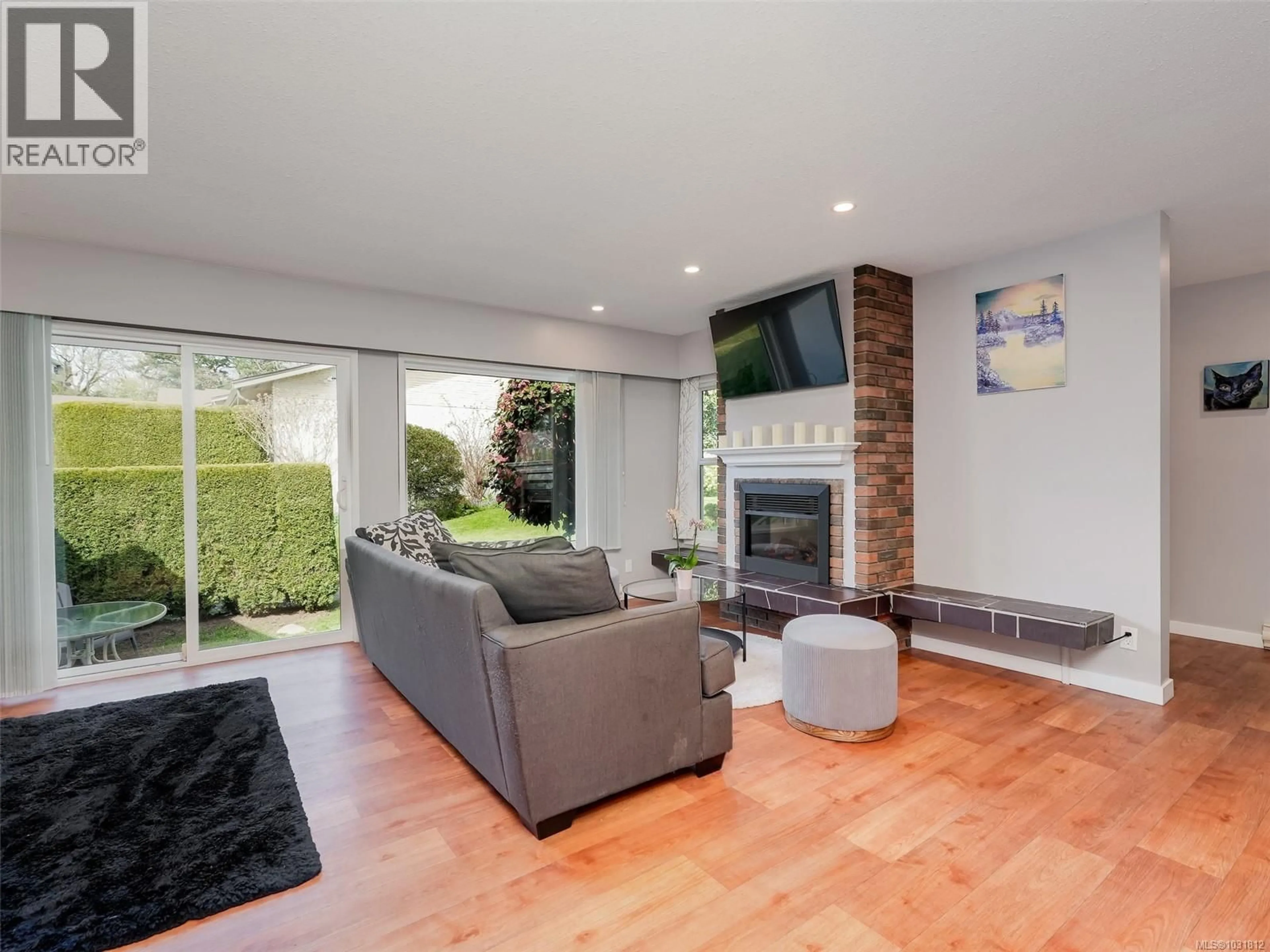 Living room with furniture, unknown for 5 - 3968 CEDAR HILL ROAD, Saanich British Columbia V8N3B8