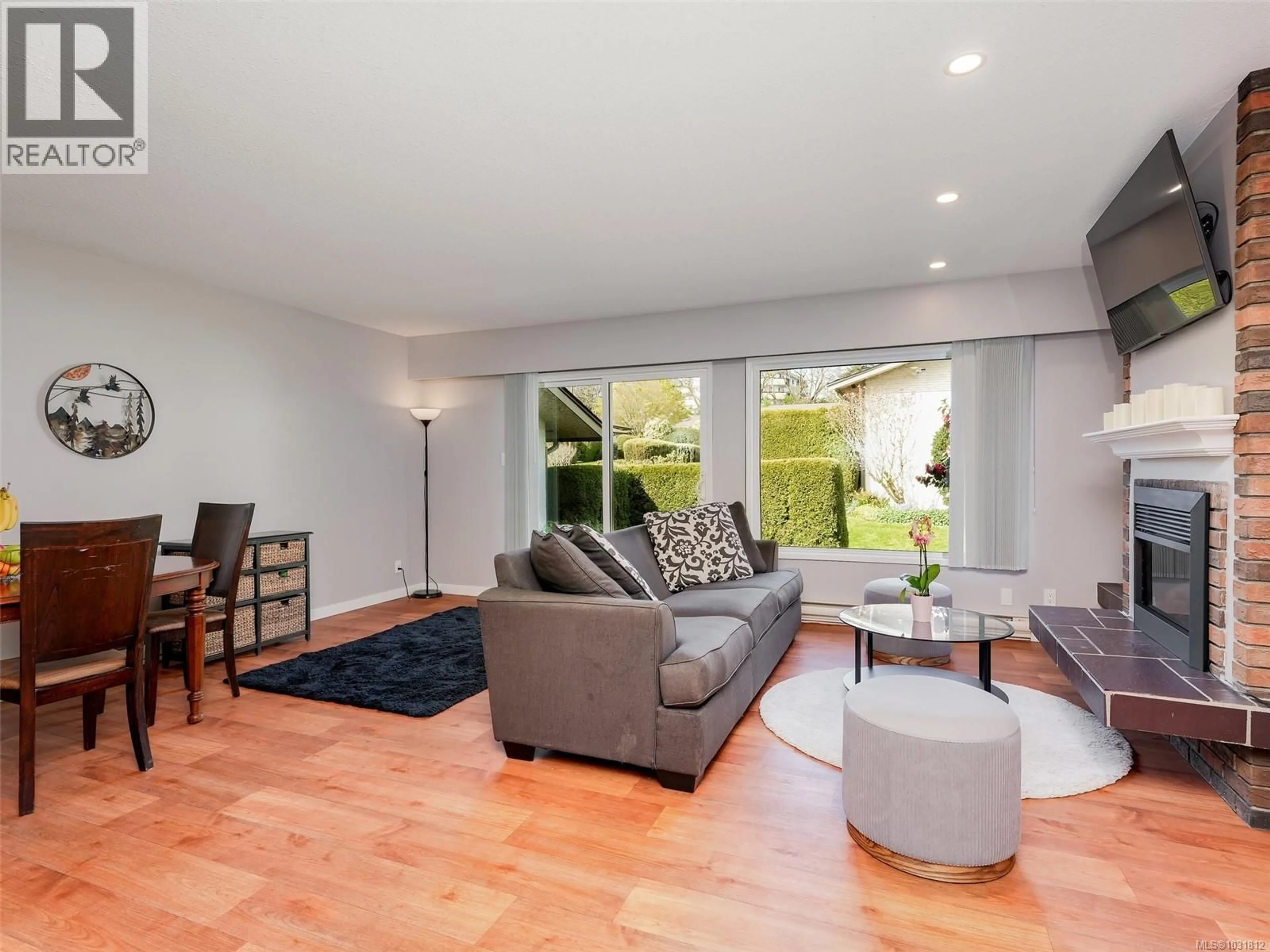 Living room with furniture, unknown for 5 - 3968 CEDAR HILL ROAD, Saanich British Columbia V8N3B8