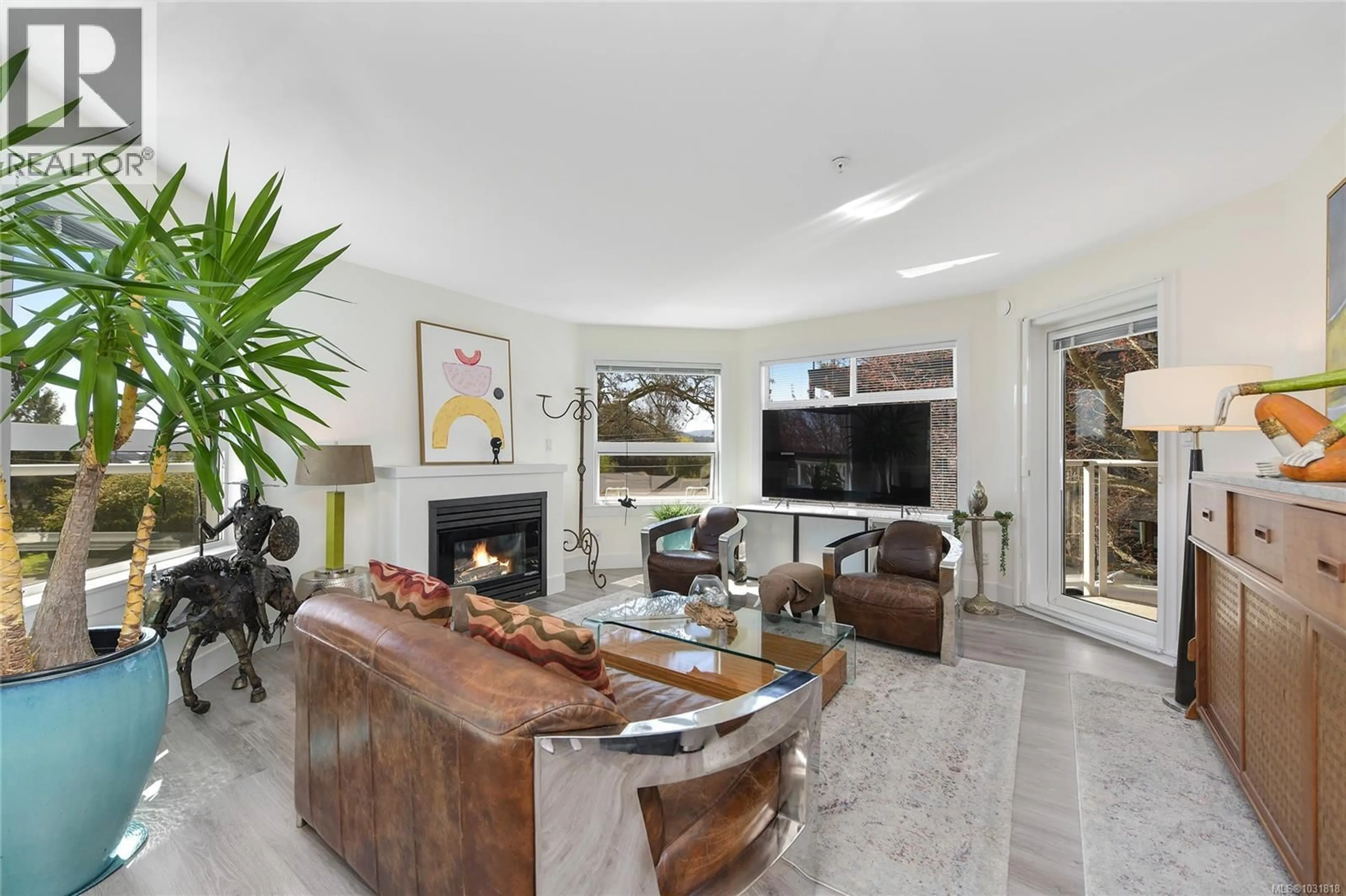 Living room with furniture, ceramic/tile floor for 203 - 2440 OAKVILLE AVENUE, Sidney British Columbia V8L5Y4