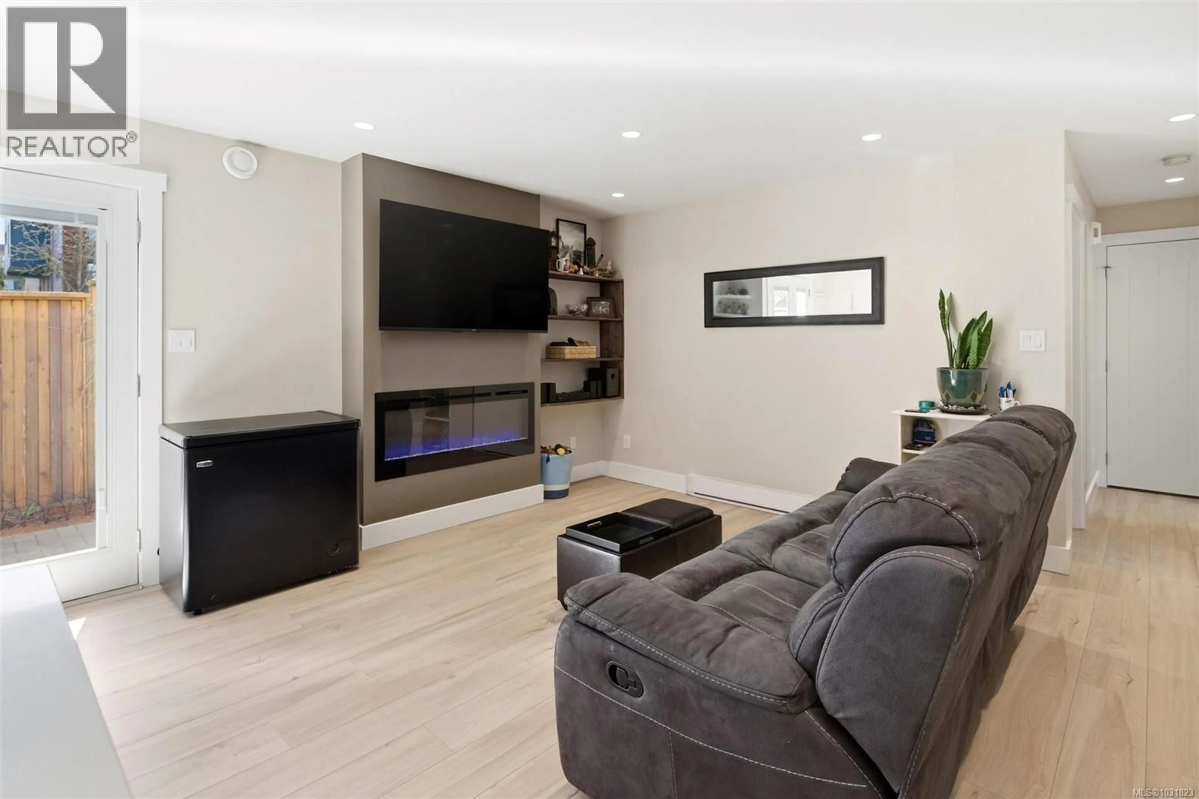 Living room with furniture, wood/laminate floor for 117 - 2737 JACKLIN ROAD, Langford British Columbia V9B3X7