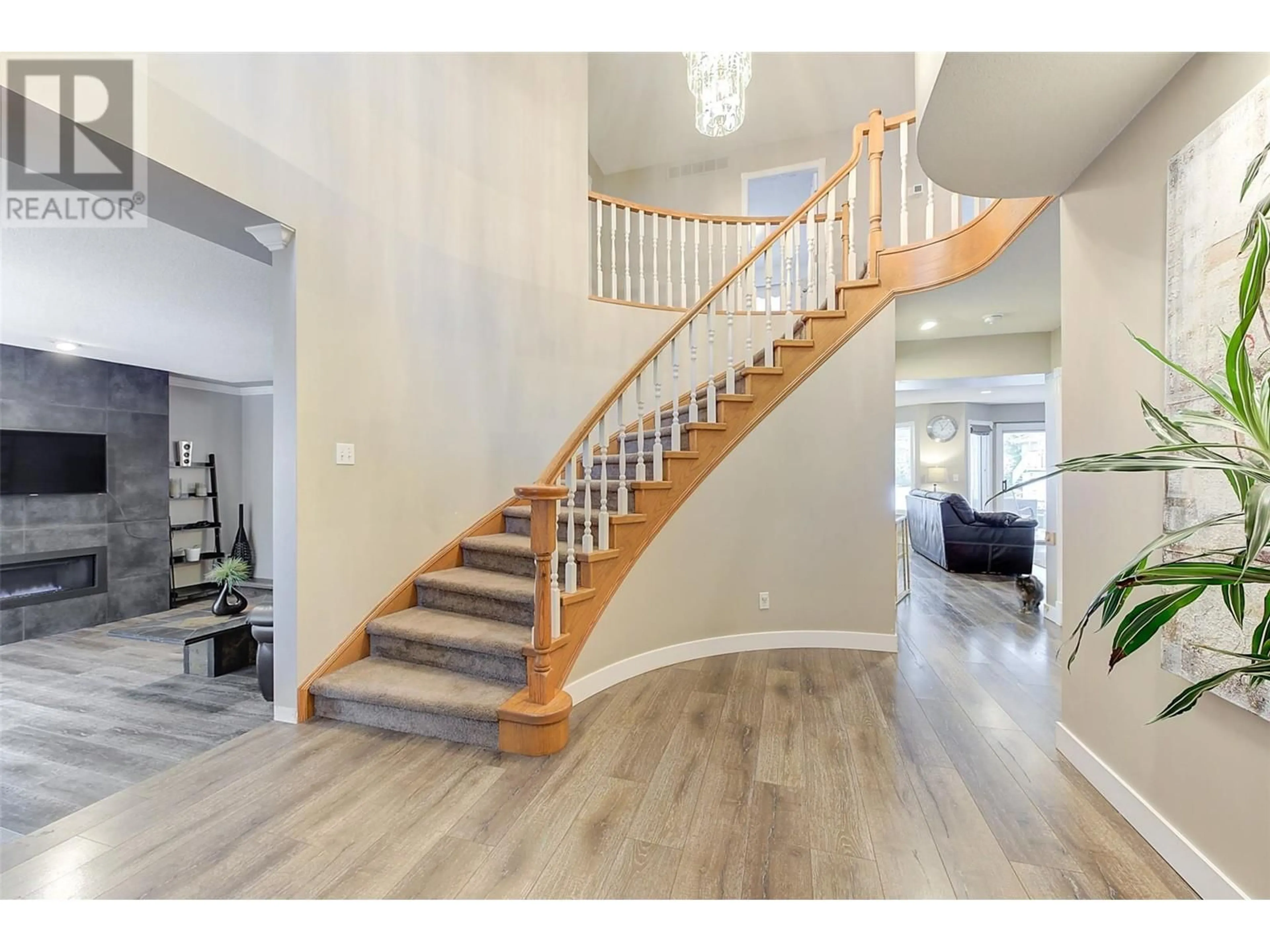 Indoor entryway for 1610 highland Drive N, Kelowna British Columbia V1Y4K8