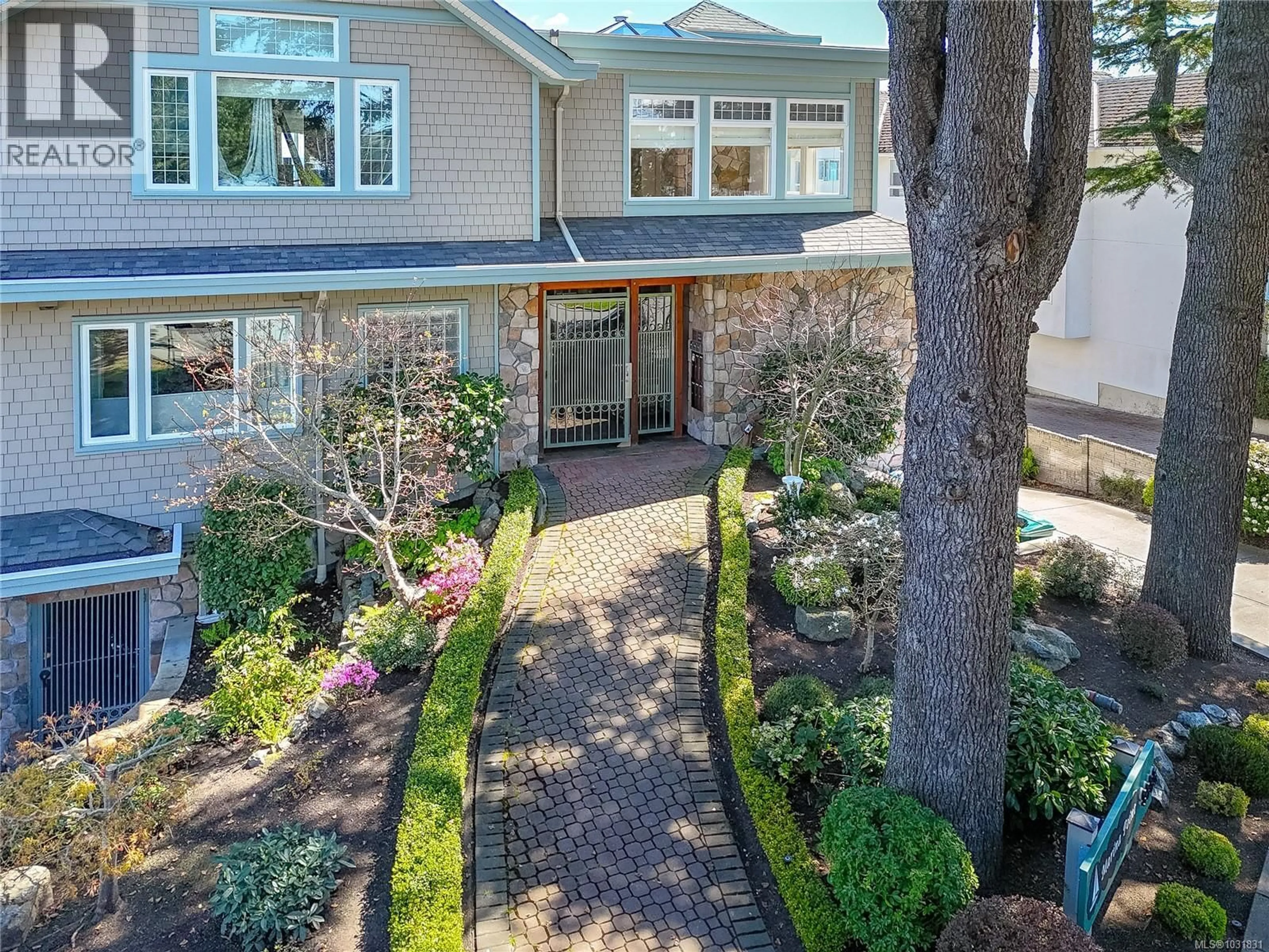 A pic from outside/outdoor area/front of a property/back of a property/a pic from drone, street for 5 - 9885 SECOND STREET, Sidney British Columbia V8L3C7