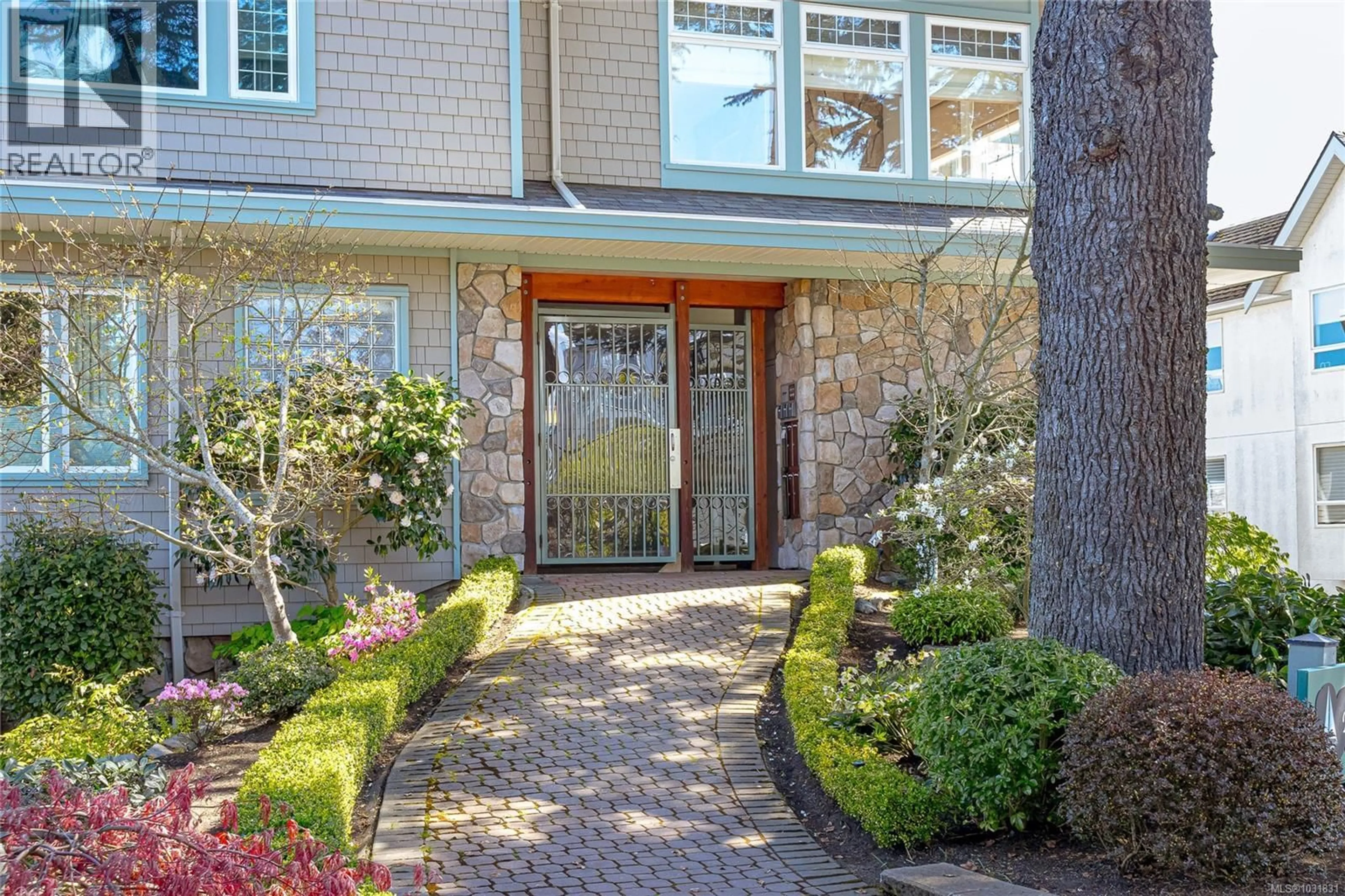 Indoor entryway for 5 - 9885 SECOND STREET, Sidney British Columbia V8L3C7