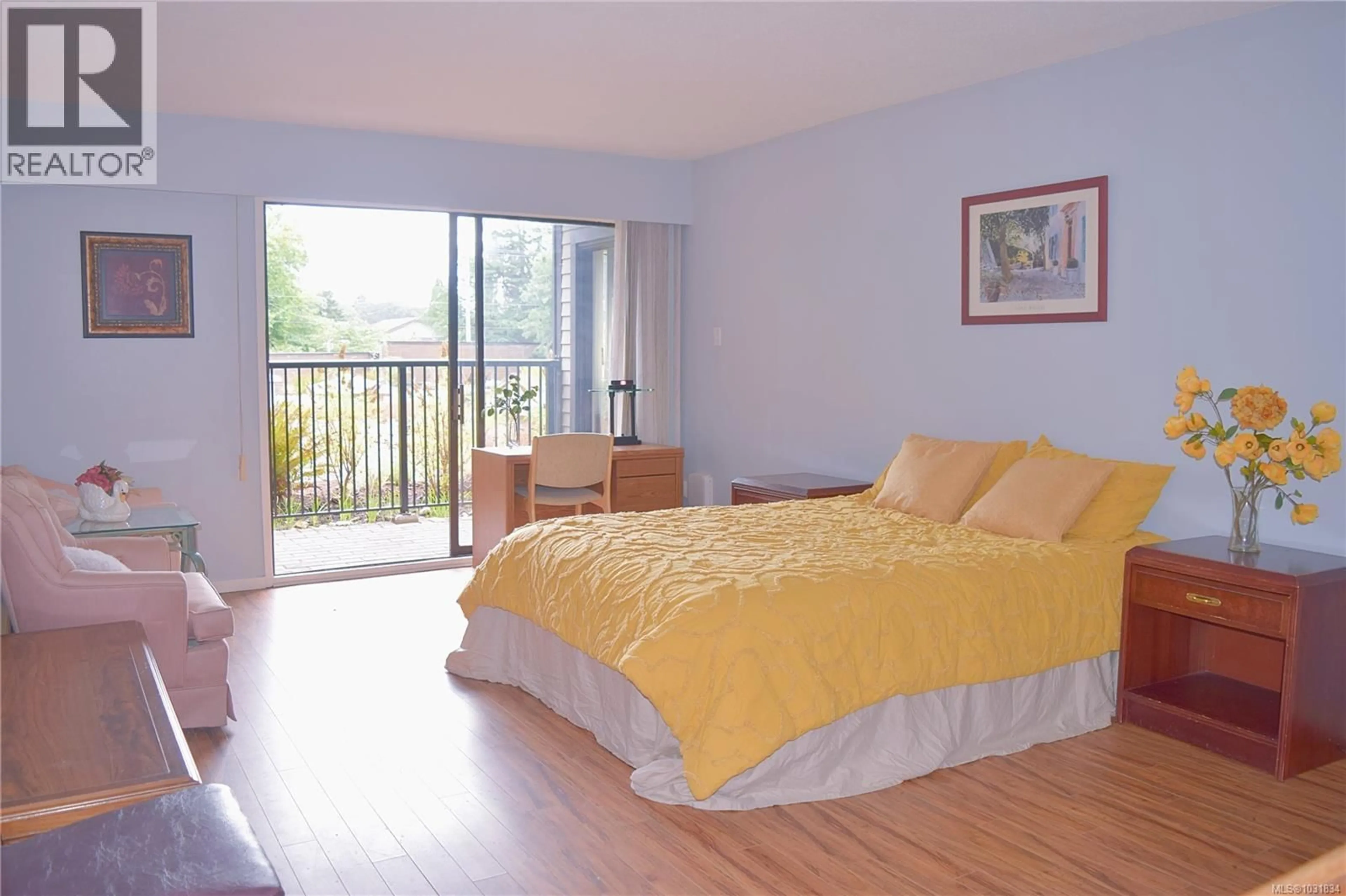 Bedroom with bed, wood/laminate floor for 101 - 1870 MCKENZIE AVENUE, Saanich British Columbia V8N4X3