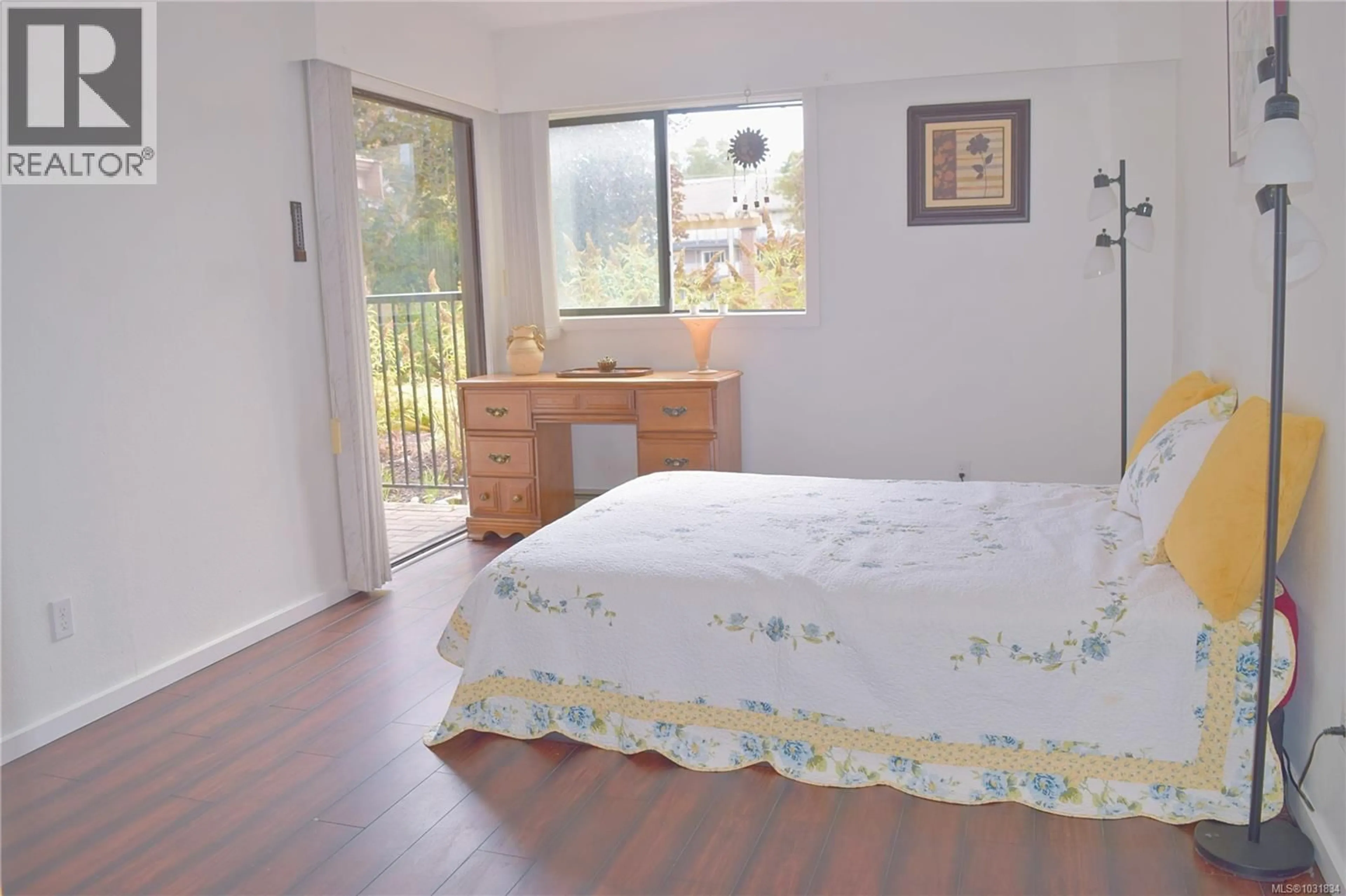 Bedroom with bed, wood/laminate floor for 101 - 1870 MCKENZIE AVENUE, Saanich British Columbia V8N4X3