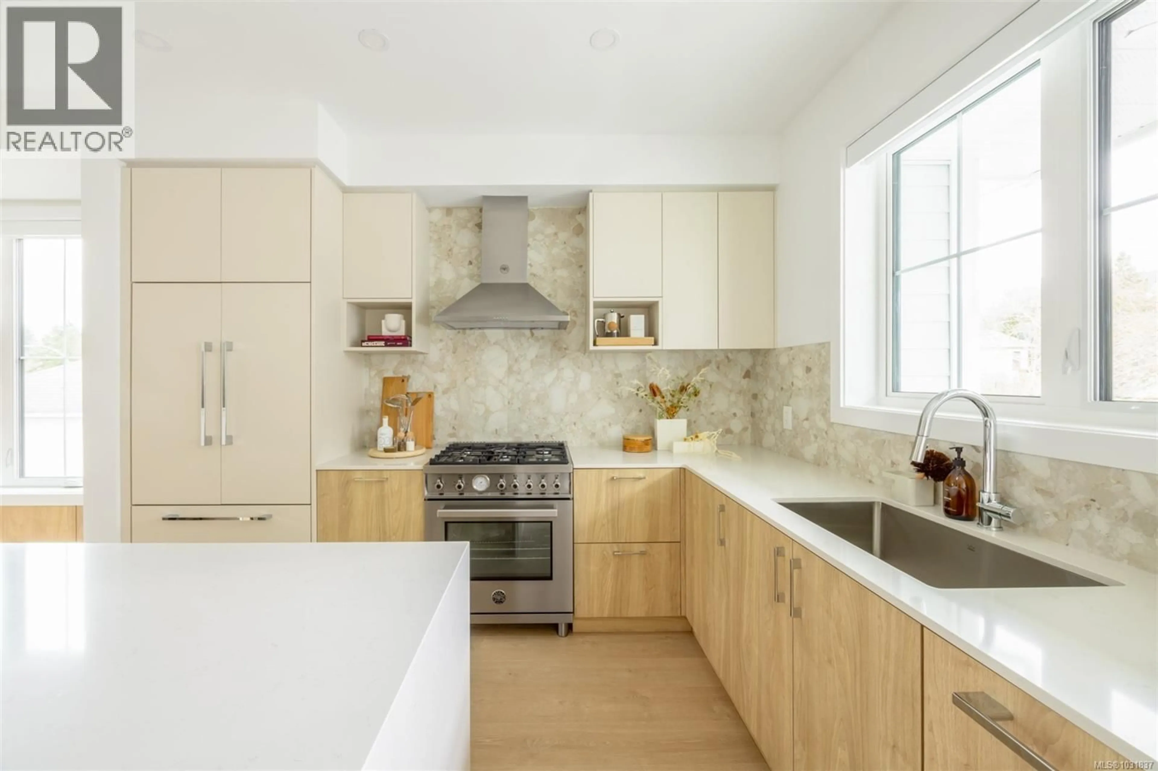 Contemporary kitchen, unknown for TH7 - 630 GORGE ROAD WEST, Saanich British Columbia V9A1N5