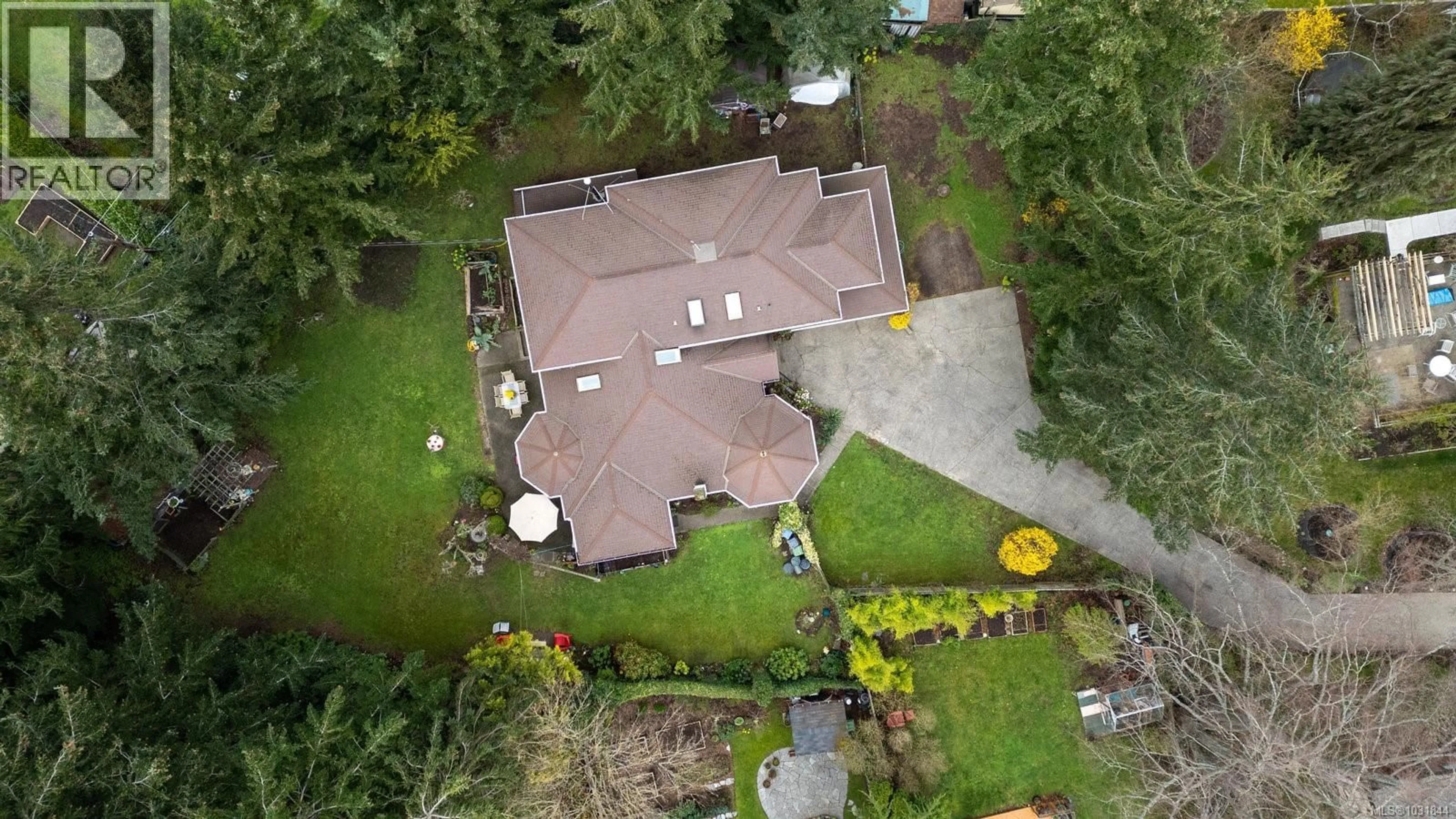 A pic from outside/outdoor area/front of a property/back of a property/a pic from drone, street for 2832 CADBORO BAY ROAD, Oak Bay British Columbia V8R5J9