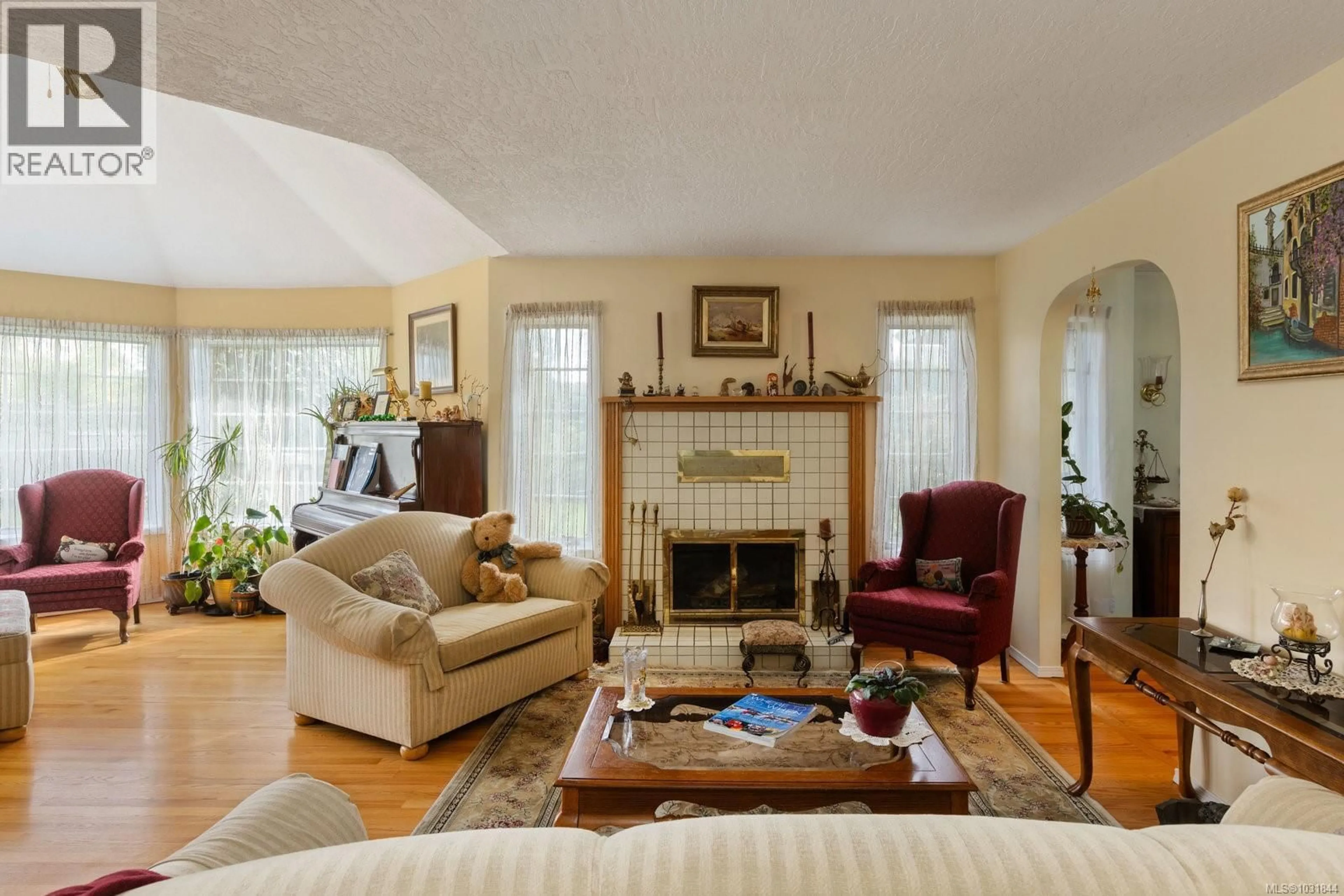 Living room with furniture, unknown for 2832 CADBORO BAY ROAD, Oak Bay British Columbia V8R5J9