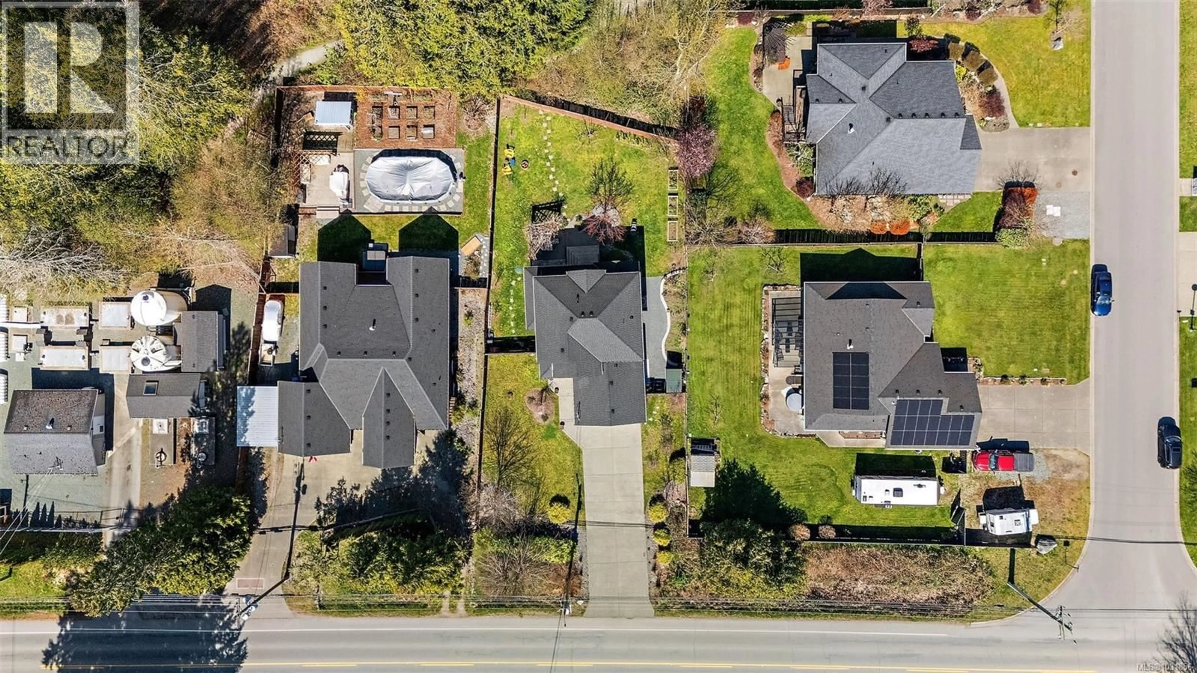A pic from outside/outdoor area/front of a property/back of a property/a pic from drone, street for 1385 HUTCHINSON ROAD, Cobble Hill British Columbia V0R1L2