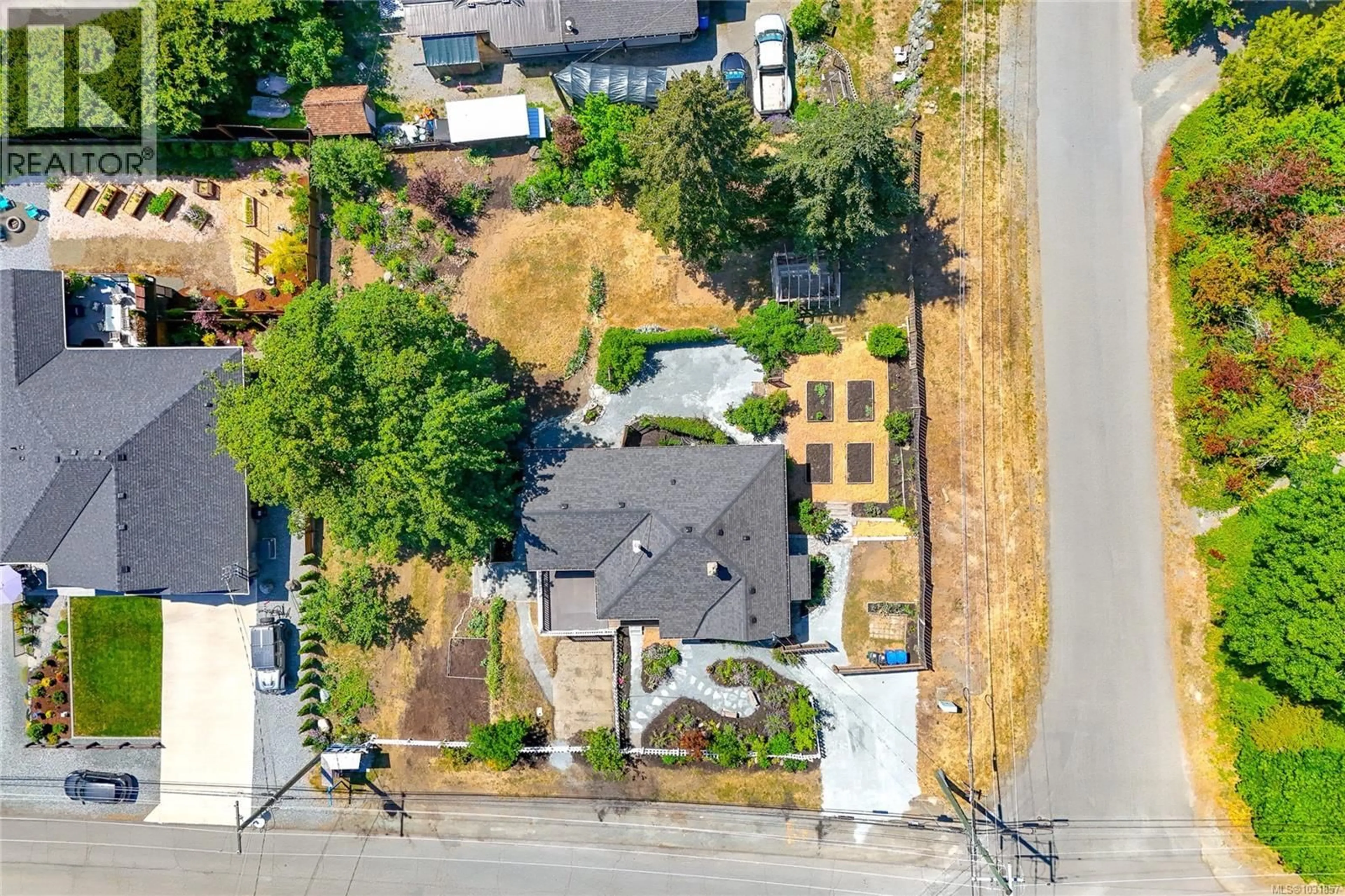 A pic from outside/outdoor area/front of a property/back of a property/a pic from drone, street for 3590 GARLAND AVENUE, Cobble Hill British Columbia V0R1L0