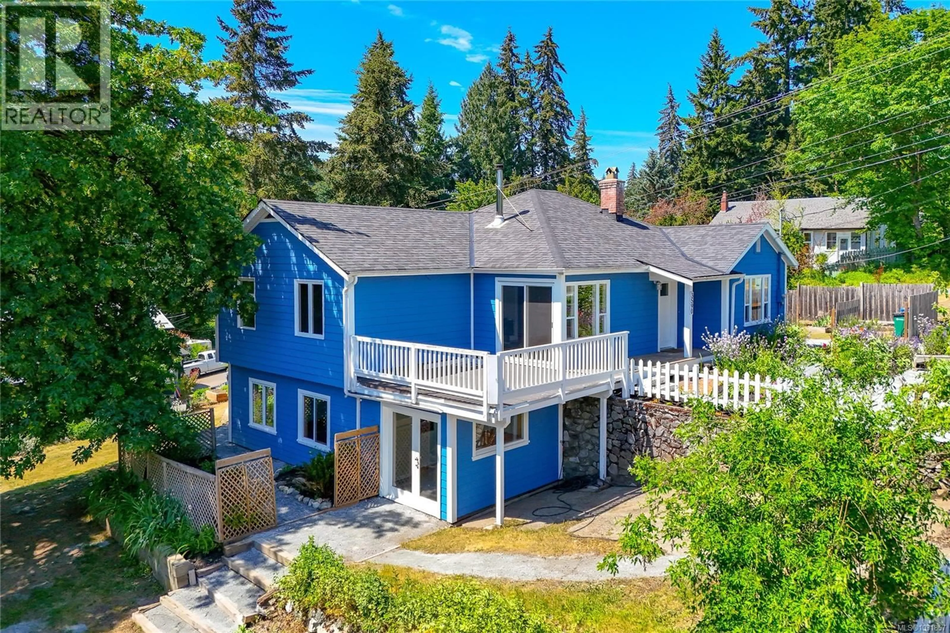 A pic from outside/outdoor area/front of a property/back of a property/a pic from drone, water/lake/river/ocean view for 3590 GARLAND AVENUE, Cobble Hill British Columbia V0R1L0