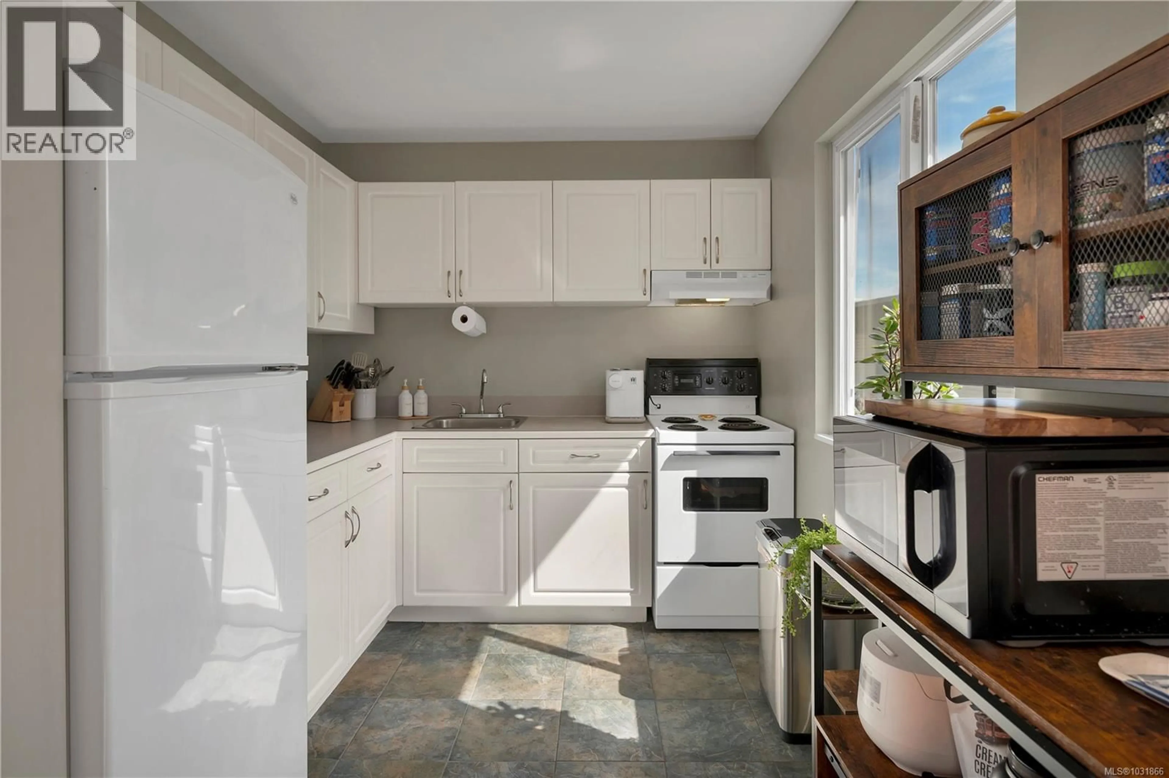 Standard kitchen, ceramic/tile floor for 38 - 940 ISLAND HIGHWAY SOUTH, Campbell River British Columbia V9W1B1