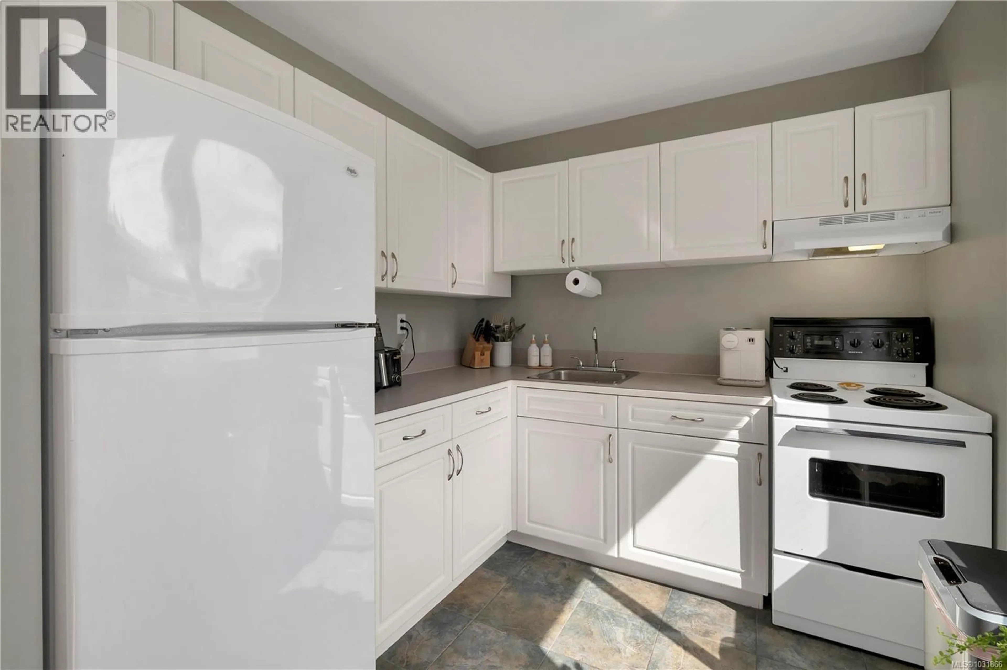 Standard kitchen, unknown for 38 - 940 ISLAND HIGHWAY SOUTH, Campbell River British Columbia V9W1B1