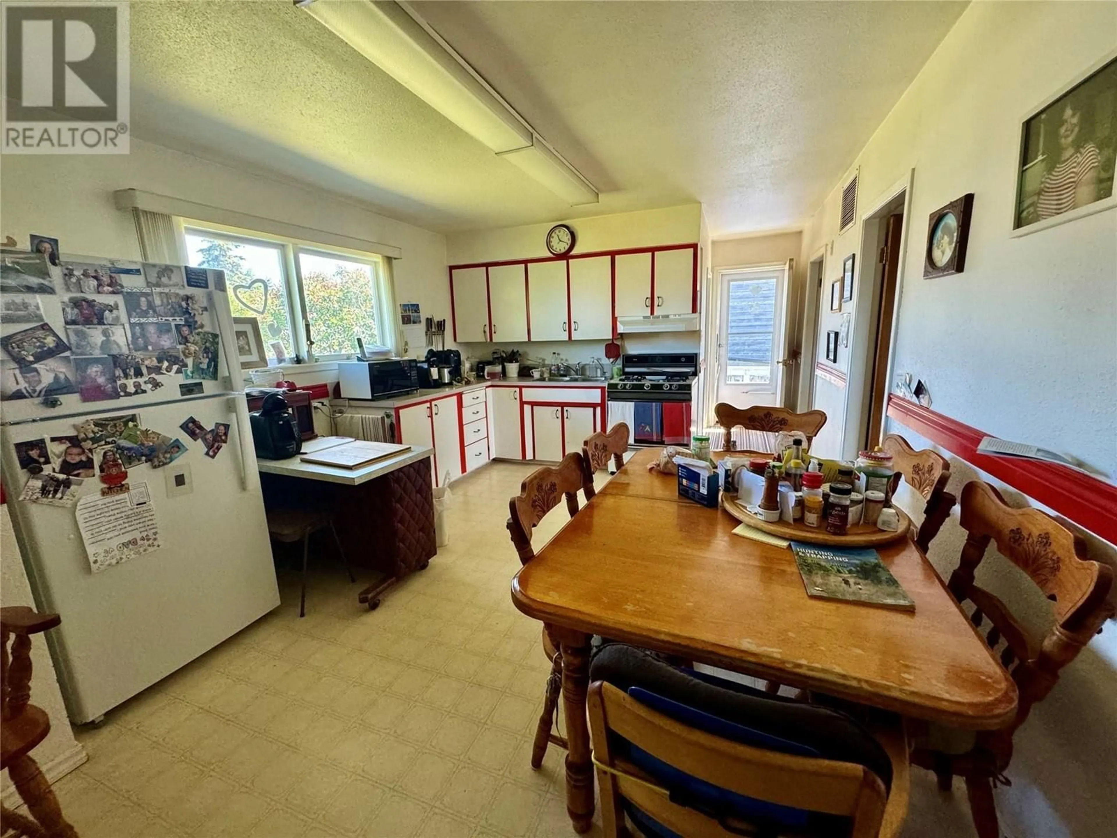 Standard kitchen, unknown for 921 91A Avenue, Dawson Creek British Columbia V1G1B4