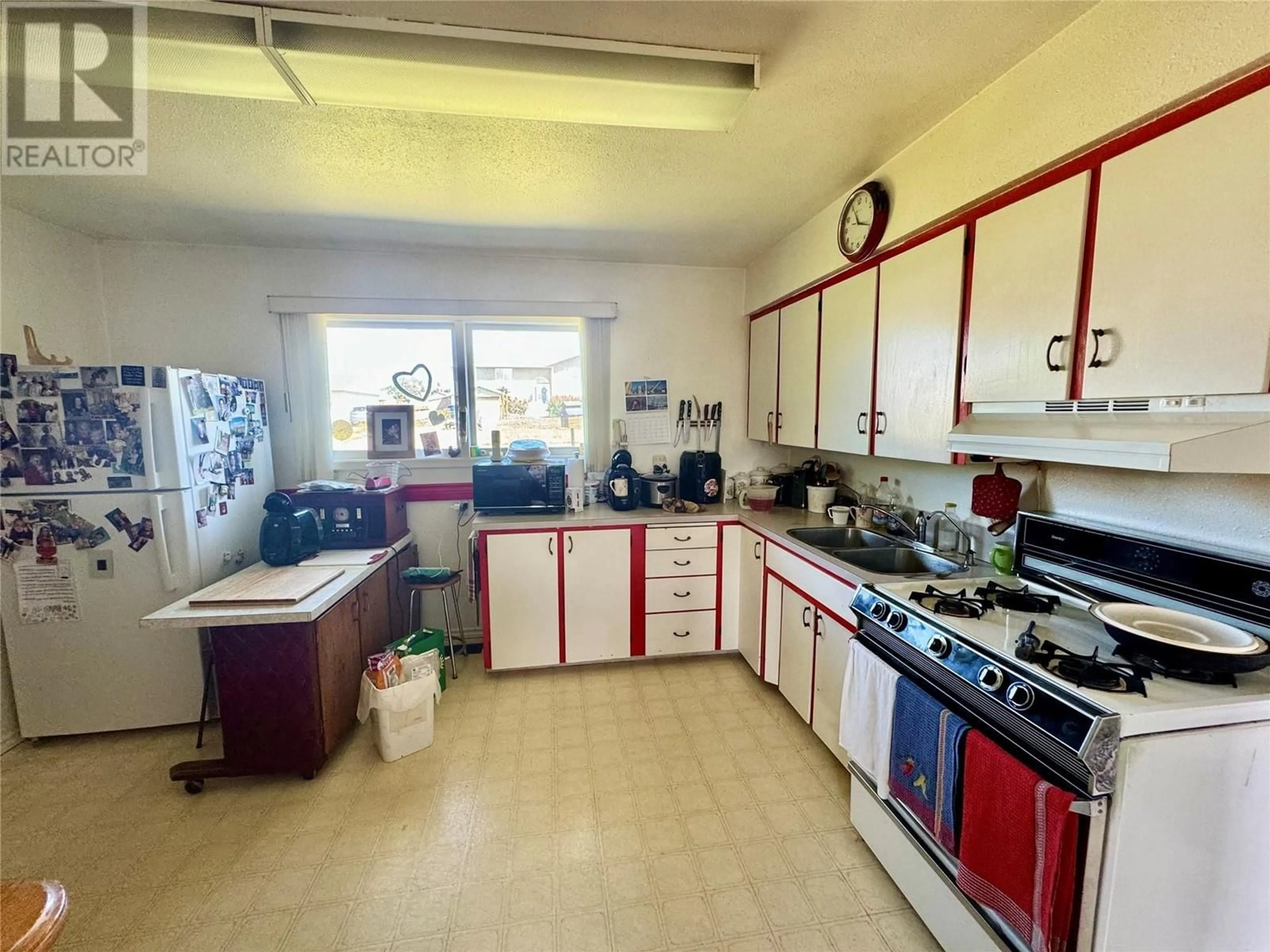 Standard kitchen, unknown for 921 91A Avenue, Dawson Creek British Columbia V1G1B4