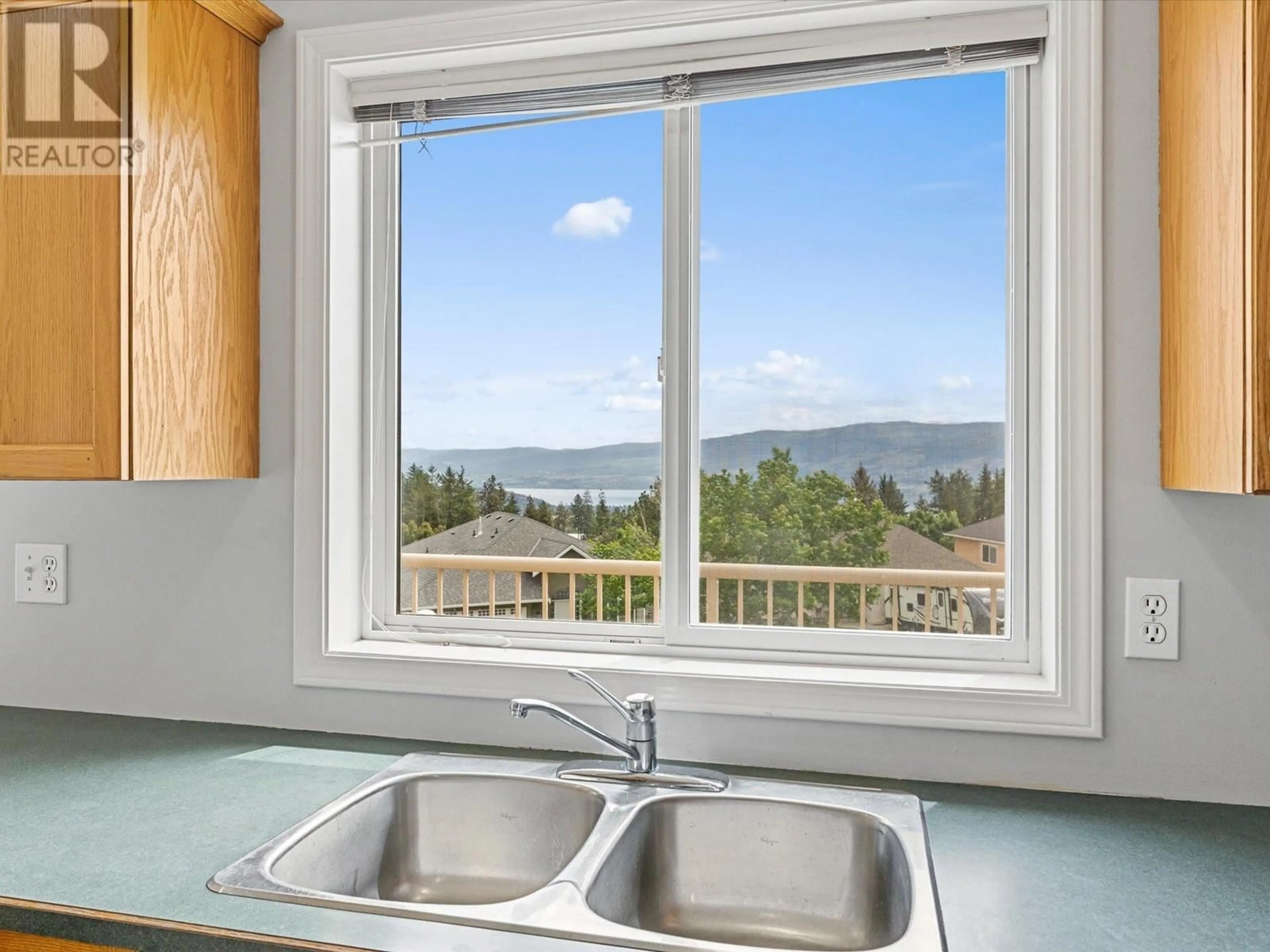 Standard kitchen for 3559 Glen Eagles Court, West Kelowna British Columbia V4T2L5