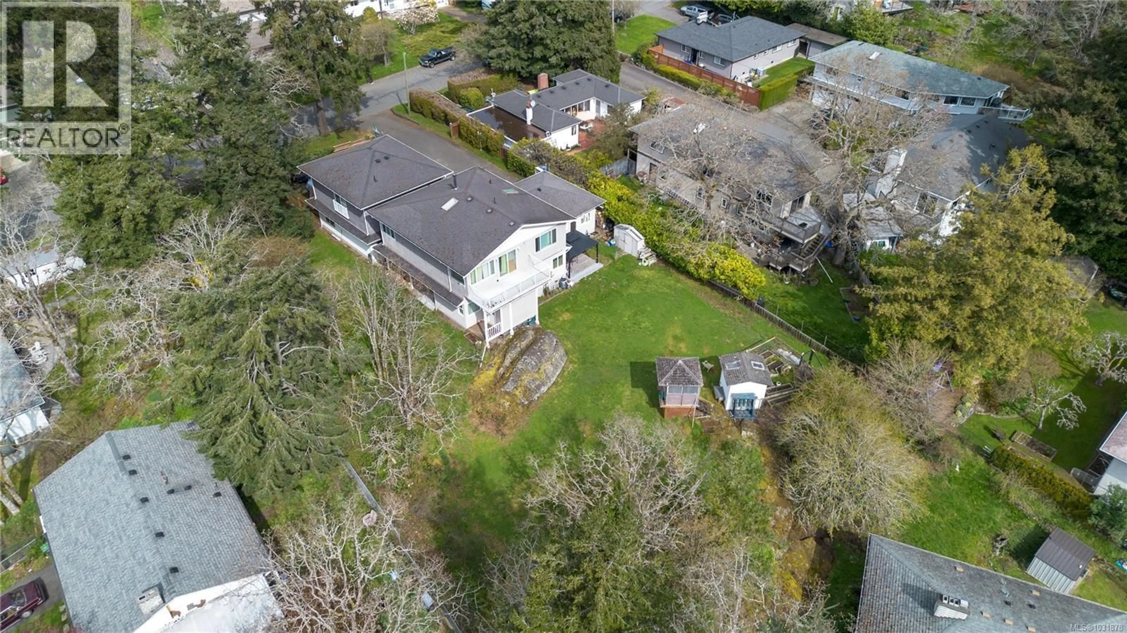 A pic from outside/outdoor area/front of a property/back of a property/a pic from drone, street for 863 PARKLANDS DRIVE, Esquimalt British Columbia V9A4L6