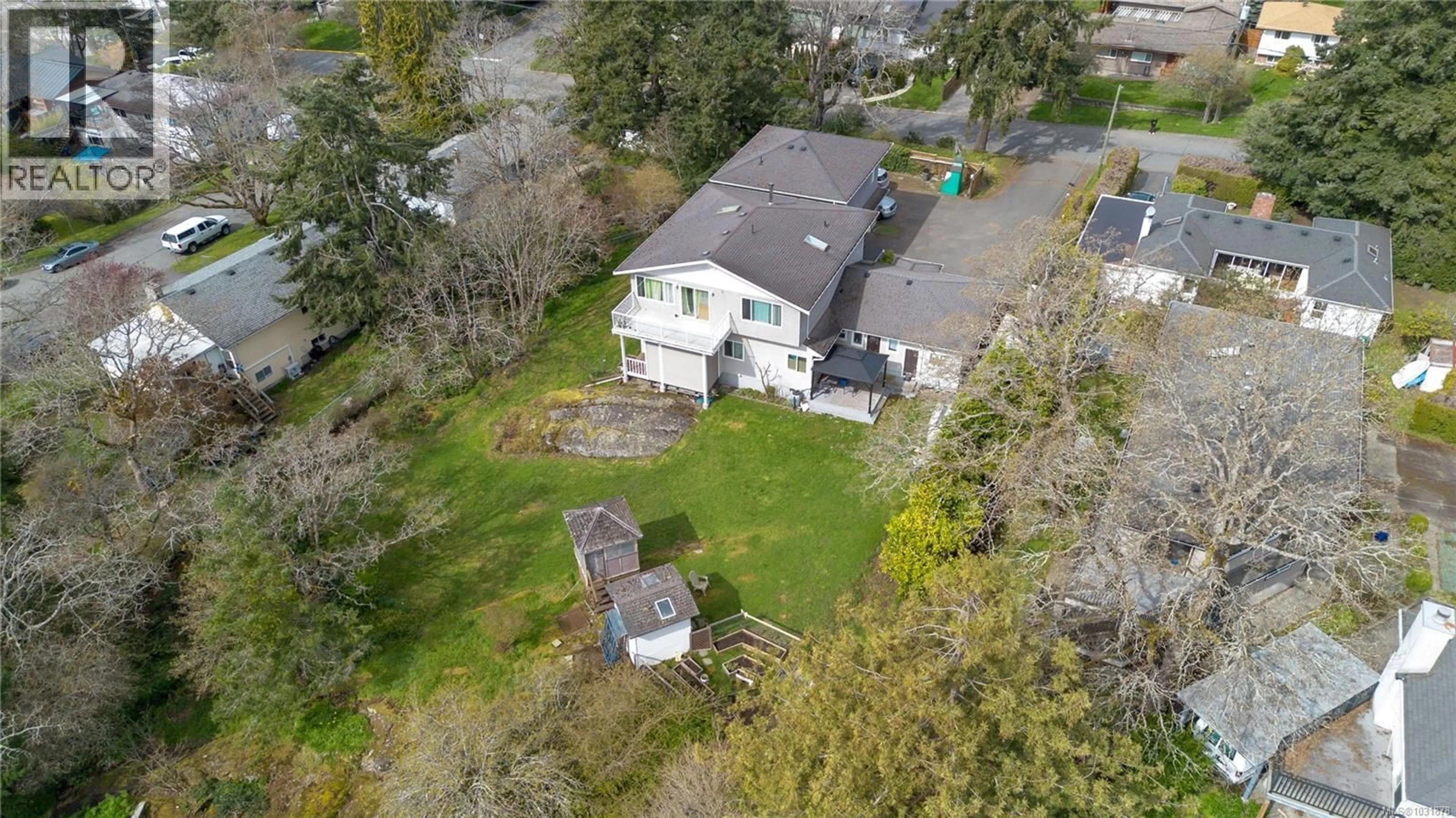 A pic from outside/outdoor area/front of a property/back of a property/a pic from drone, street for 863 PARKLANDS DRIVE, Esquimalt British Columbia V9A4L6