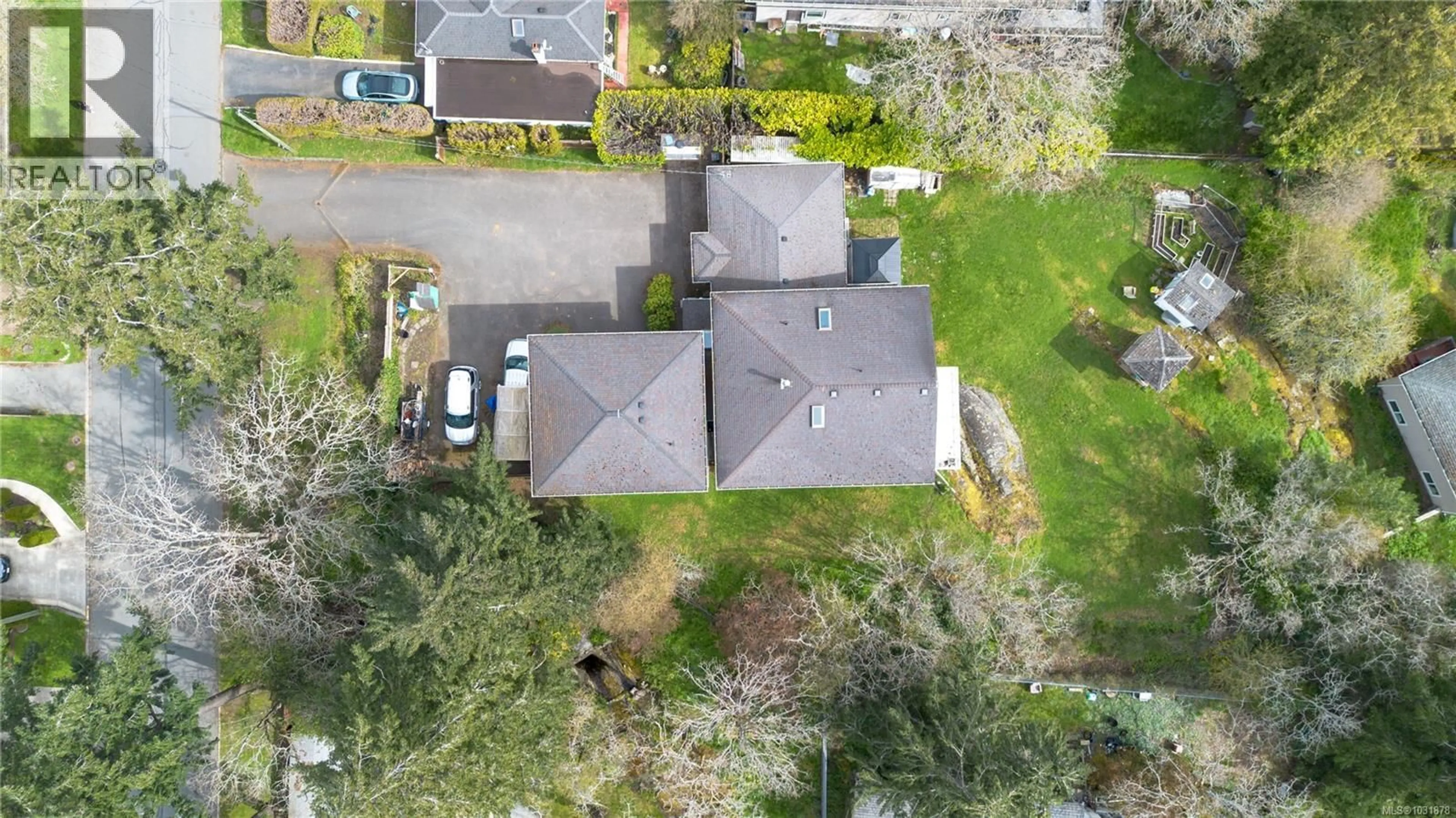 A pic from outside/outdoor area/front of a property/back of a property/a pic from drone, street for 863 PARKLANDS DRIVE, Esquimalt British Columbia V9A4L6