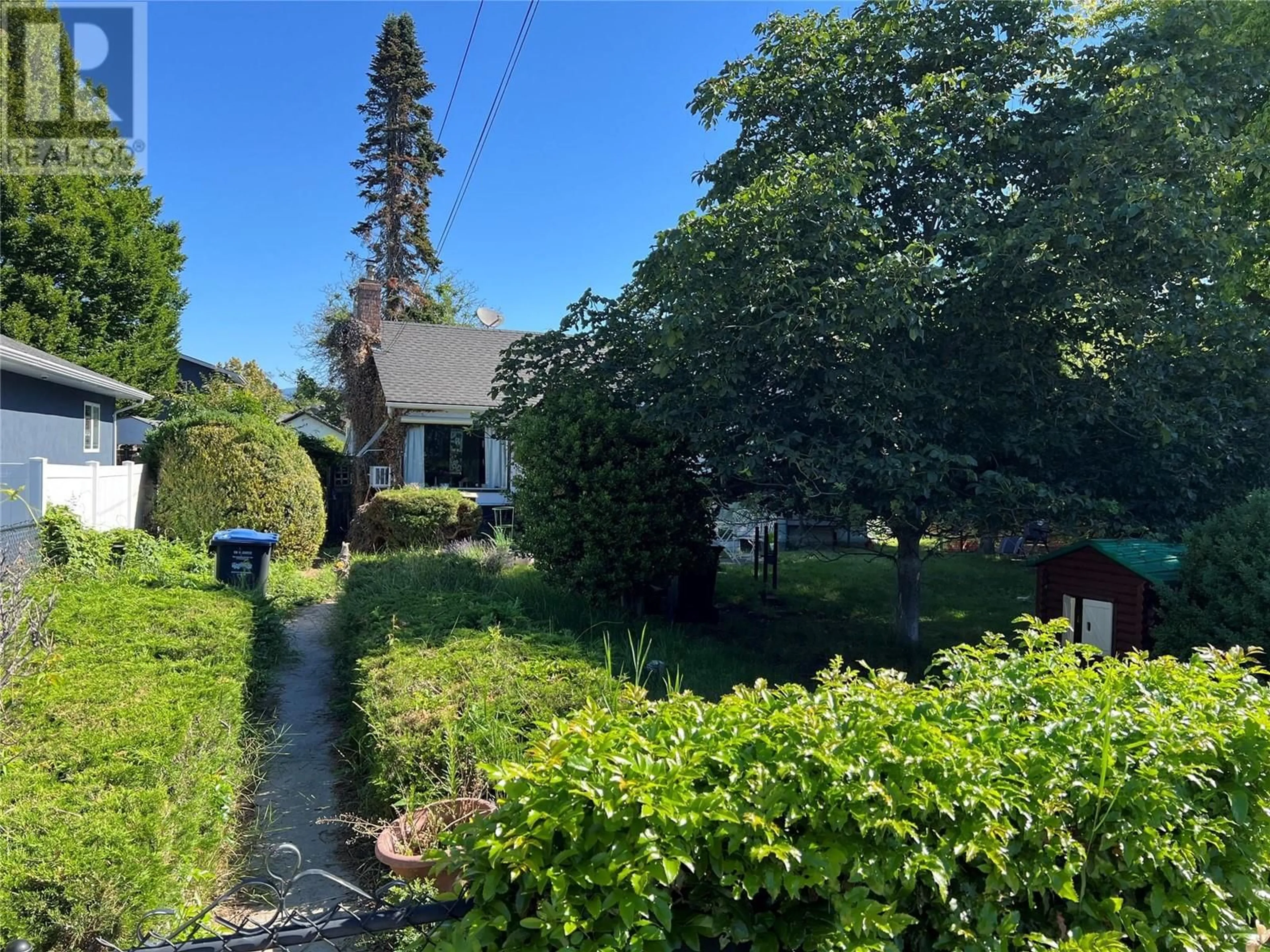 A pic from outside/outdoor area/front of a property/back of a property/a pic from drone, street for 383 SCOTT AVENUE, Penticton British Columbia V2A2J7