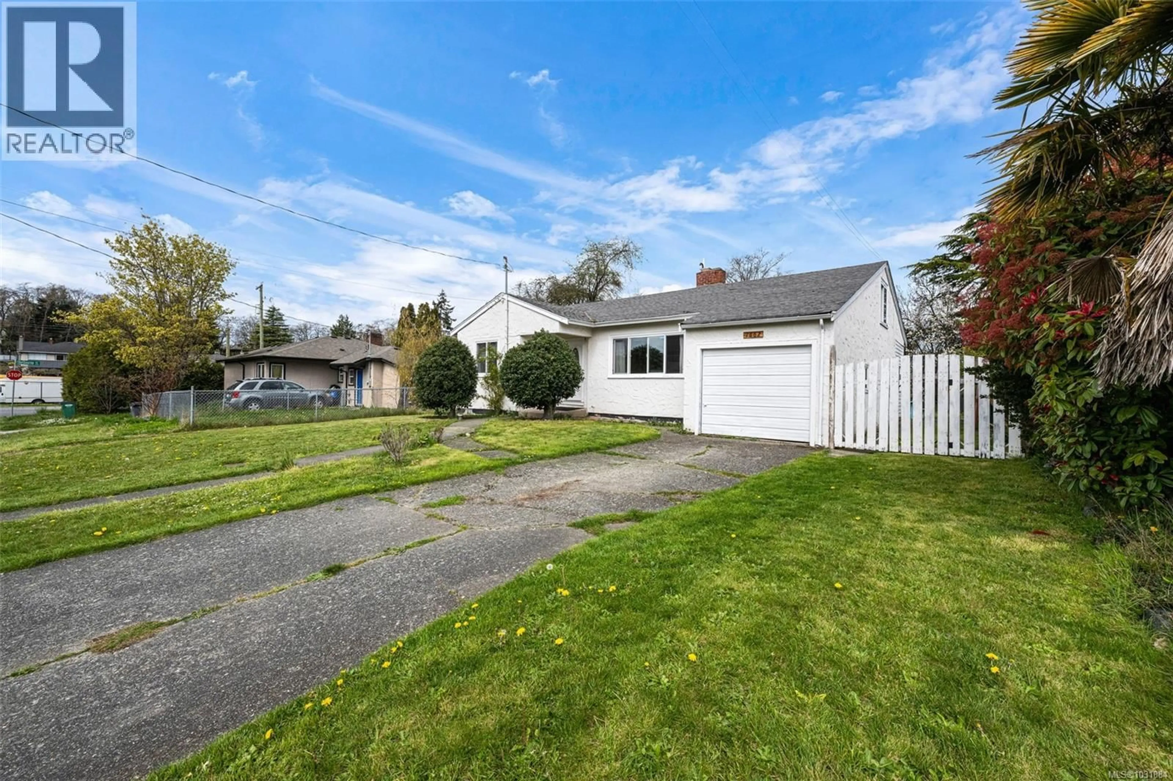 A pic from outside/outdoor area/front of a property/back of a property/a pic from drone, street for 1662 FREEMAN AVENUE, Saanich British Columbia V8P1P6