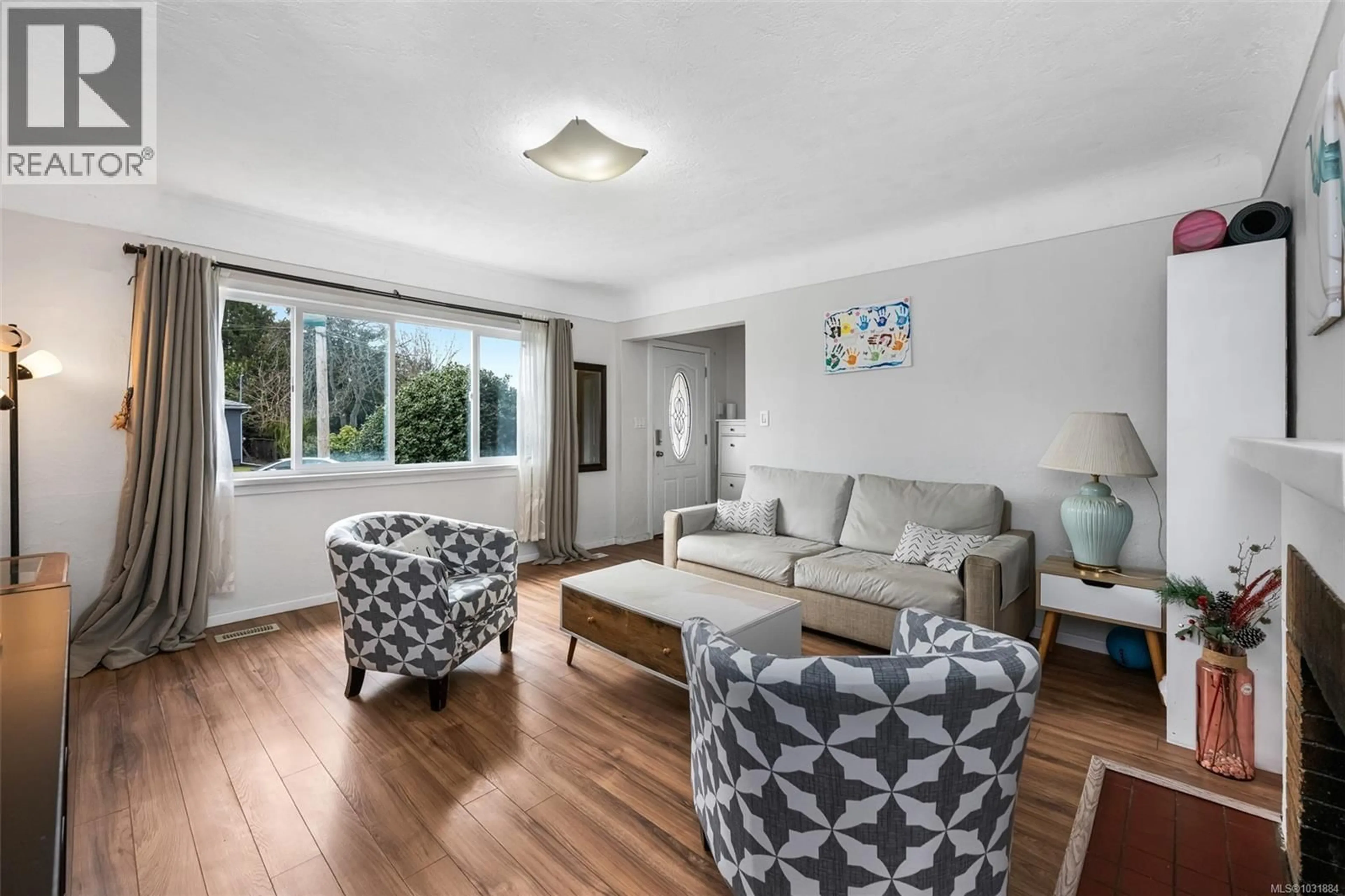 Living room with furniture, unknown for 1662 FREEMAN AVENUE, Saanich British Columbia V8P1P6