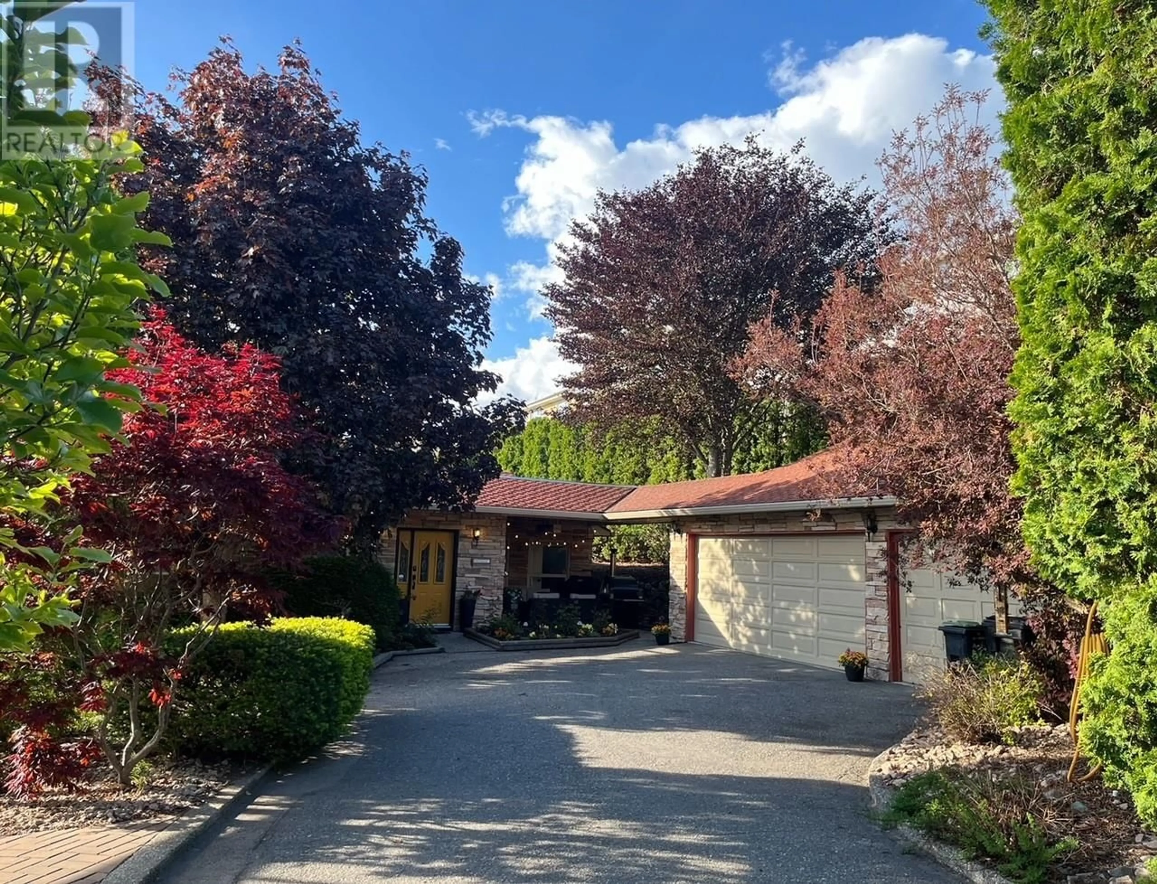 Outside view for 324 Sunshine Place, Vernon British Columbia V1B2Y3