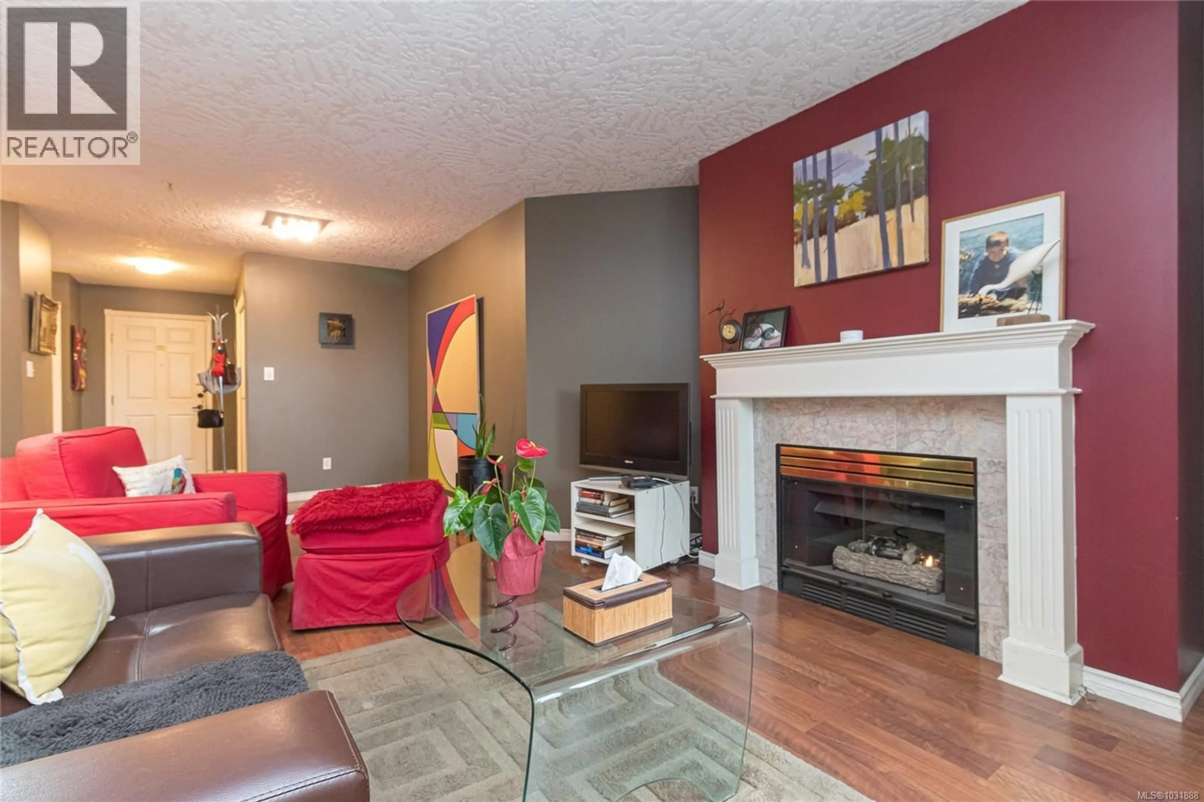 Living room with furniture, wood/laminate floor for 304 - 2511 QUADRA STREET, Victoria British Columbia V8T4E1