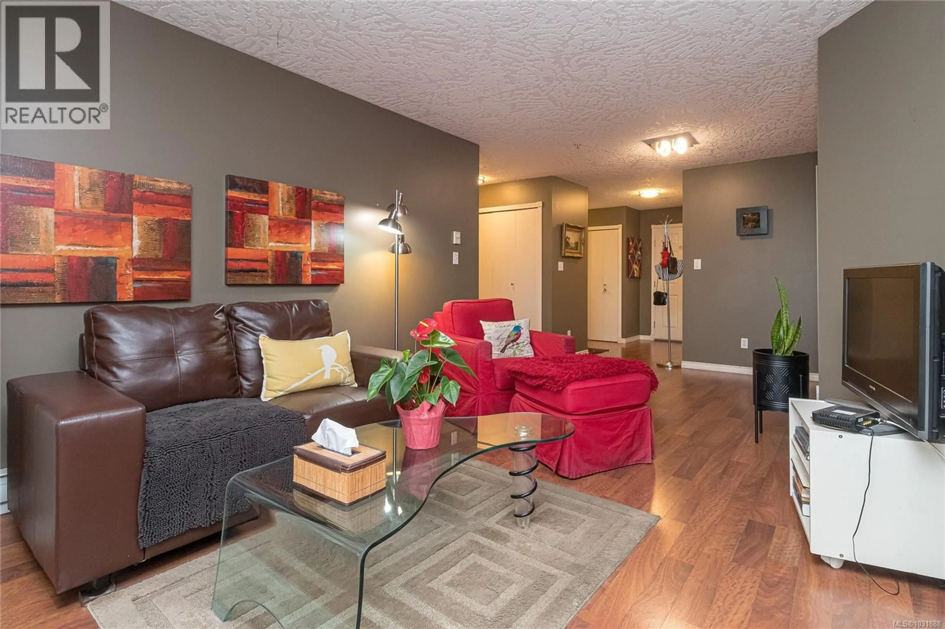 Living room with furniture, wood/laminate floor for 304 - 2511 QUADRA STREET, Victoria British Columbia V8T4E1