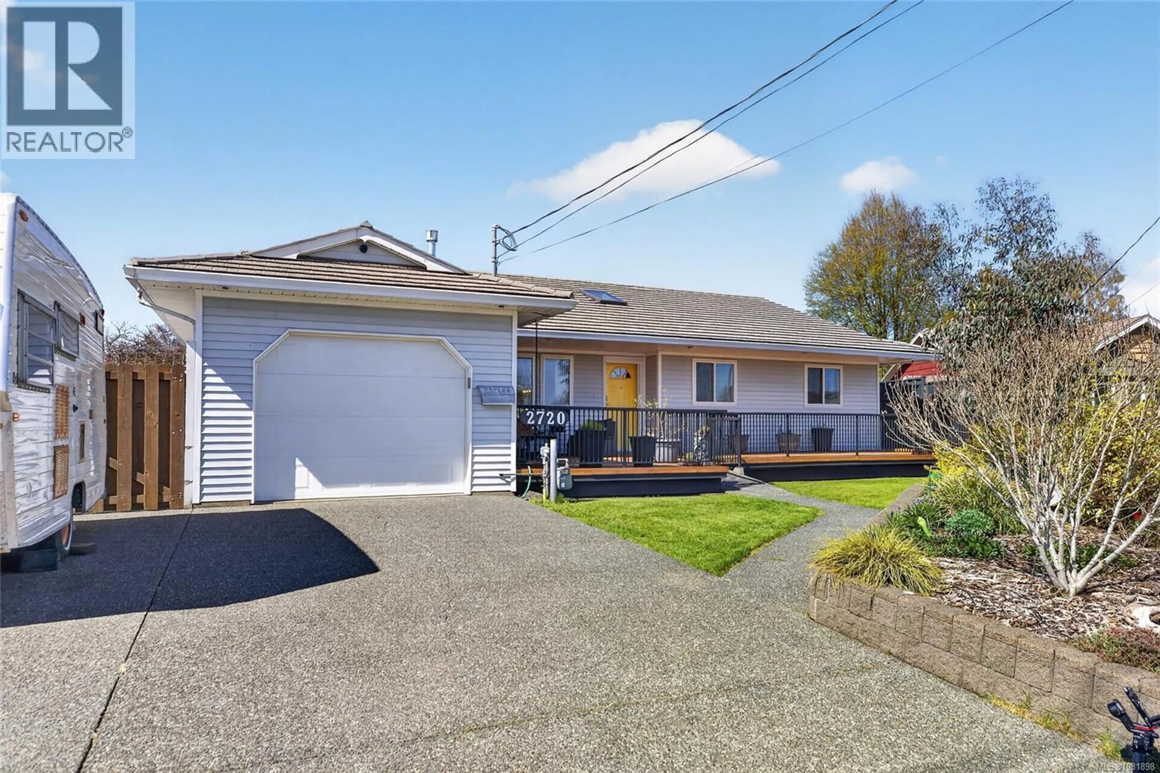 A pic from outside/outdoor area/front of a property/back of a property/a pic from drone, street for 2720 FAIRMILE ROAD, Campbell River British Columbia V9W7L6