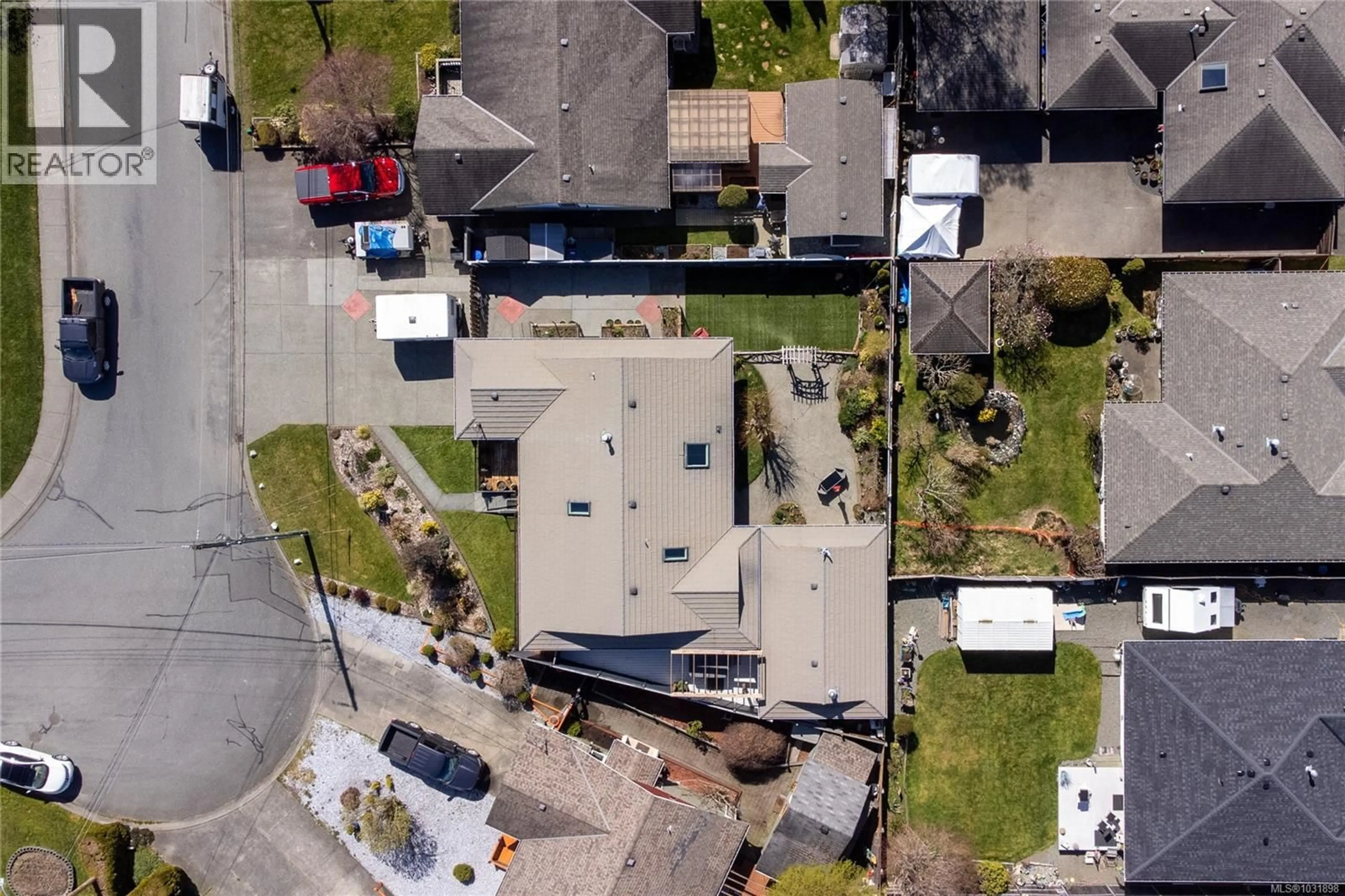 A pic from outside/outdoor area/front of a property/back of a property/a pic from drone, street for 2720 FAIRMILE ROAD, Campbell River British Columbia V9W7L6