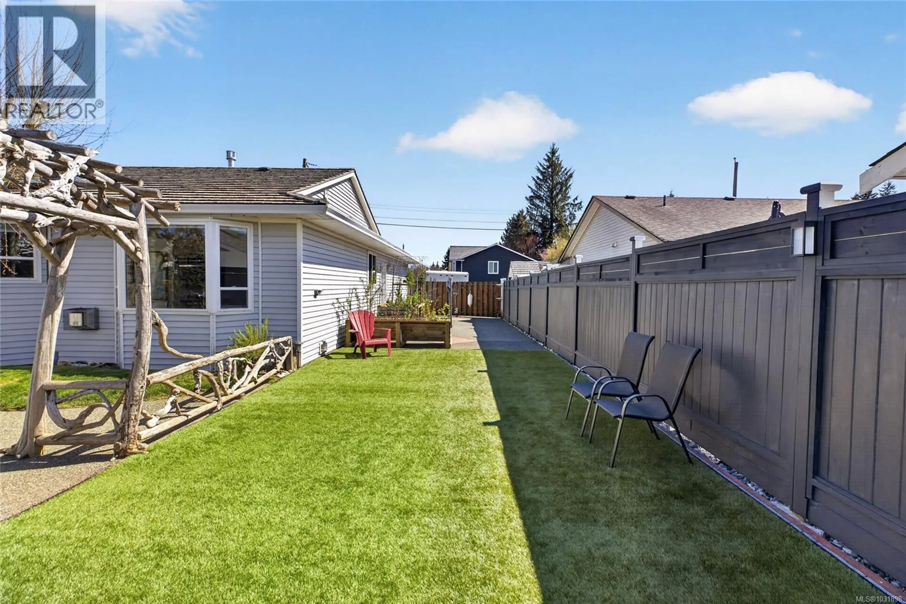 Patio, street for 2720 FAIRMILE ROAD, Campbell River British Columbia V9W7L6