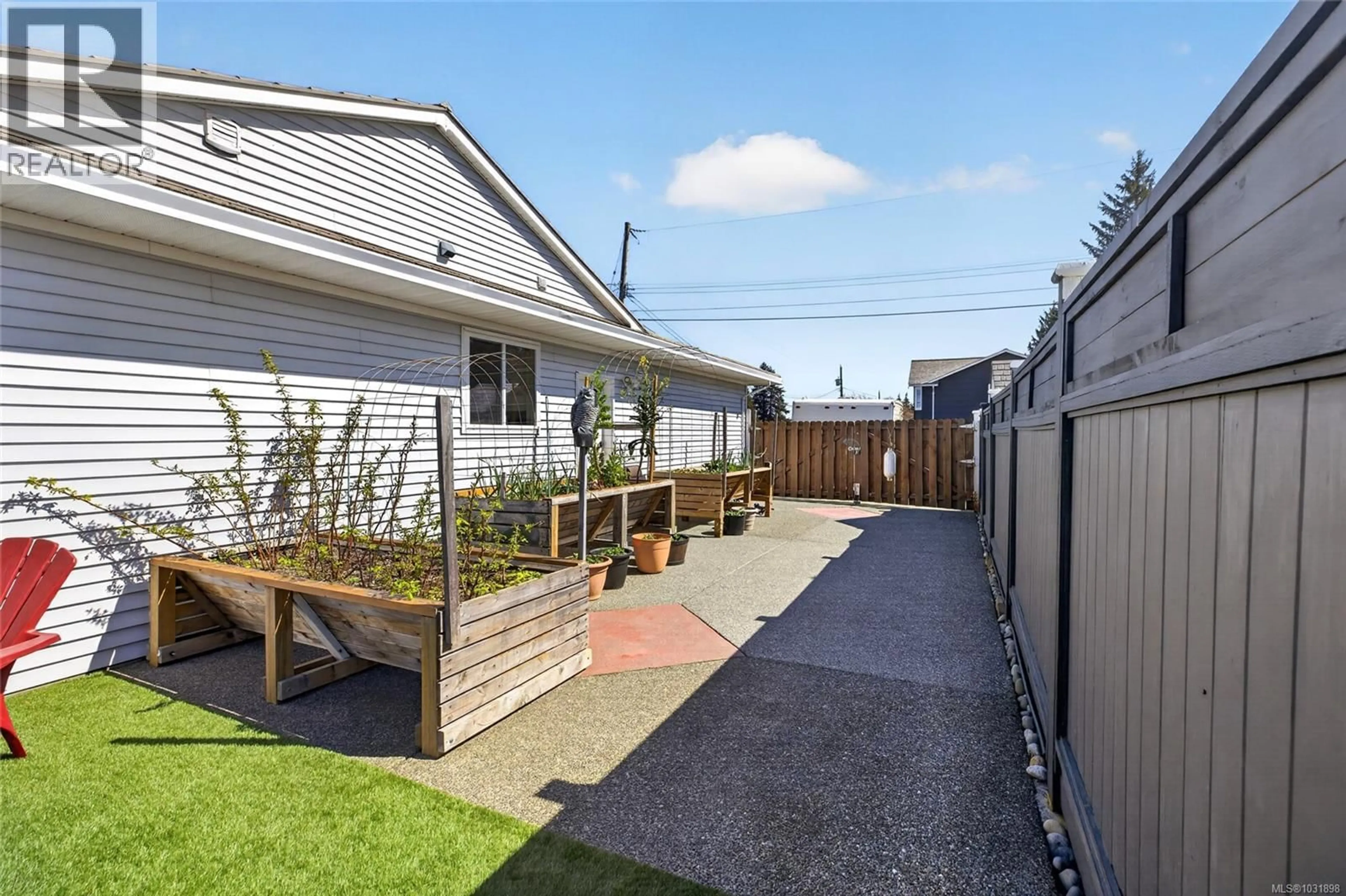 Patio, street for 2720 FAIRMILE ROAD, Campbell River British Columbia V9W7L6