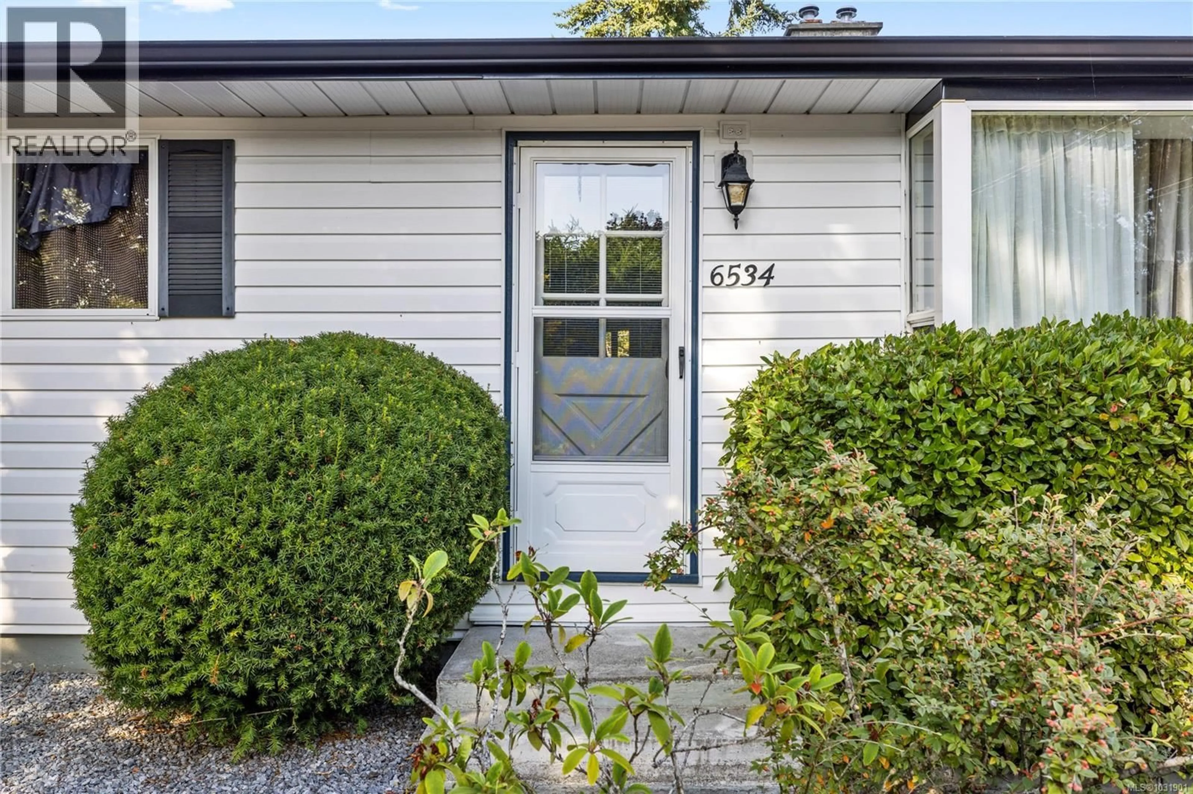 Home with vinyl exterior material, street for 6534 SOUTHAMPTON ROAD, Nanaimo British Columbia V9V1A5