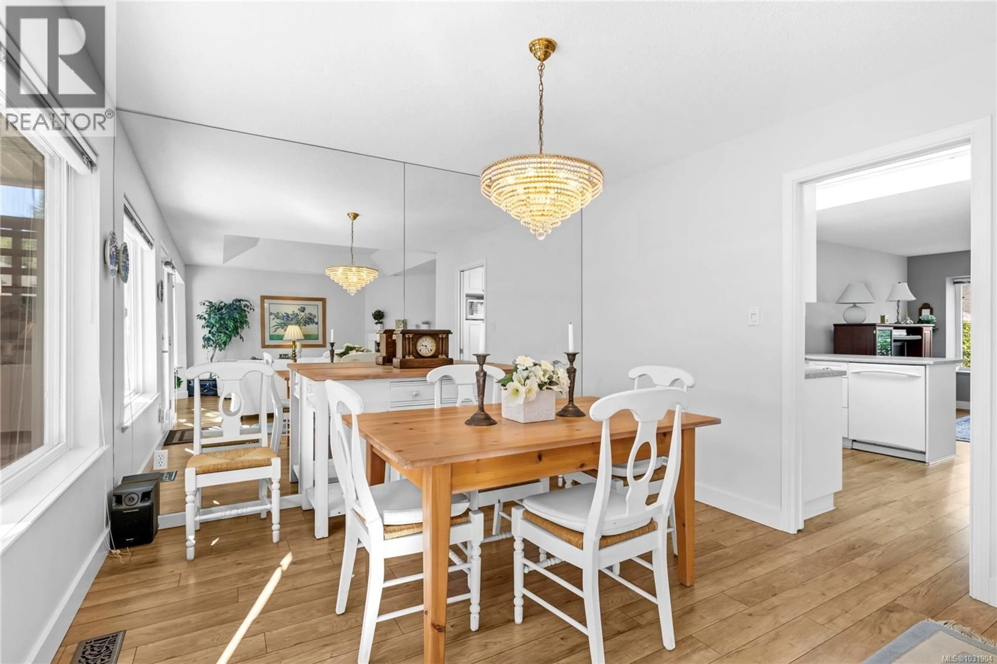 Dining room, wood/laminate floor for 18 - 850 ARBUTUS STREET, Qualicum Beach British Columbia V9K2M7
