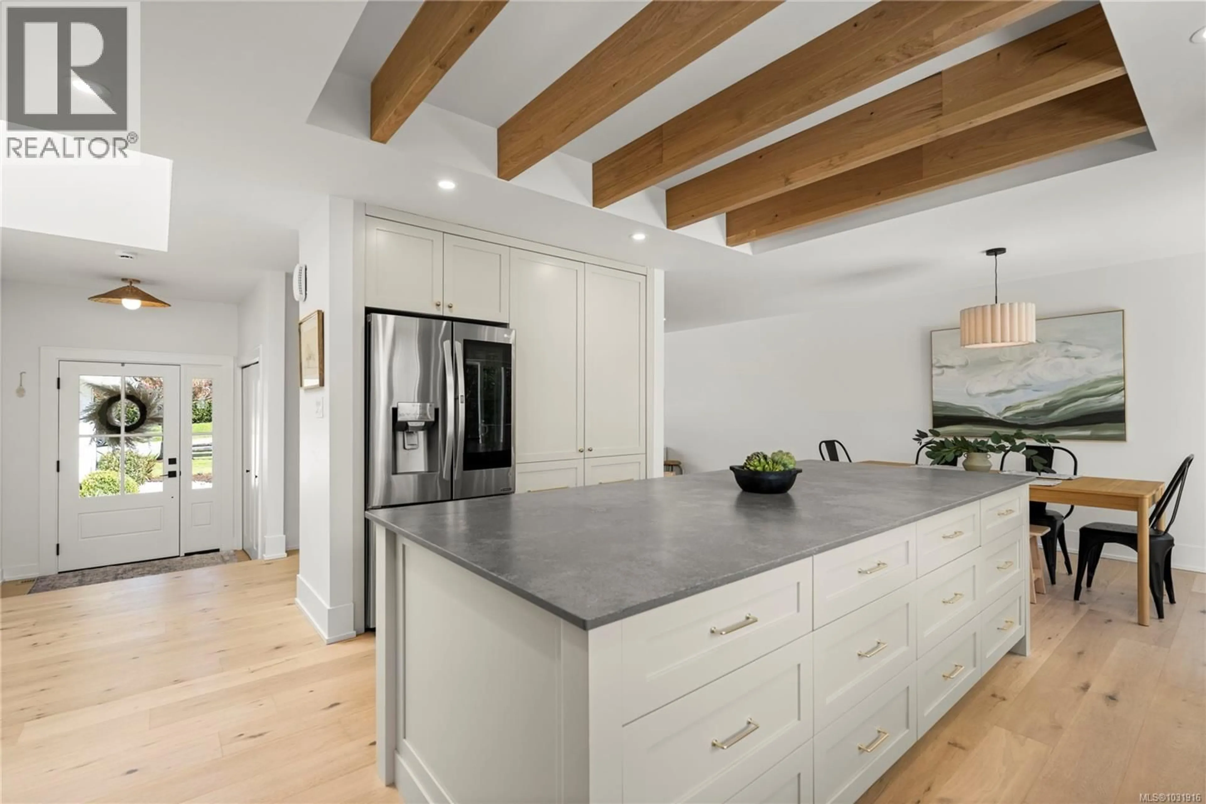 Contemporary kitchen, unknown for 7549 ANDREA CRESCENT, Lantzville British Columbia V0R2H0