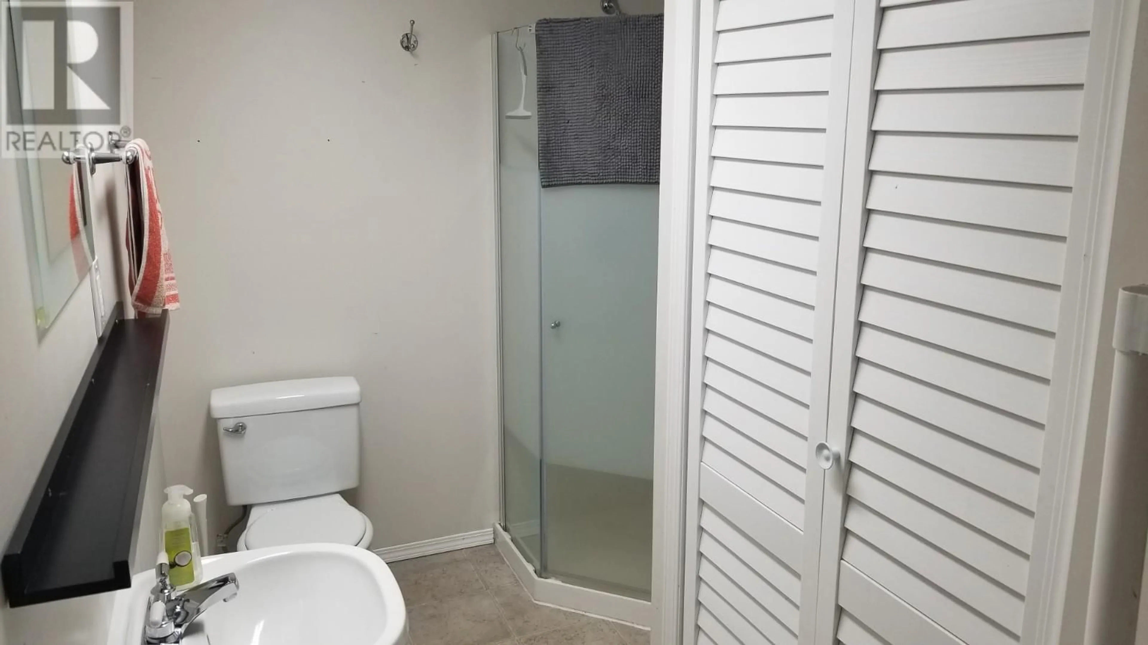 Standard bathroom for 9308 Giles Drive, Coldstream British Columbia V1B1G7