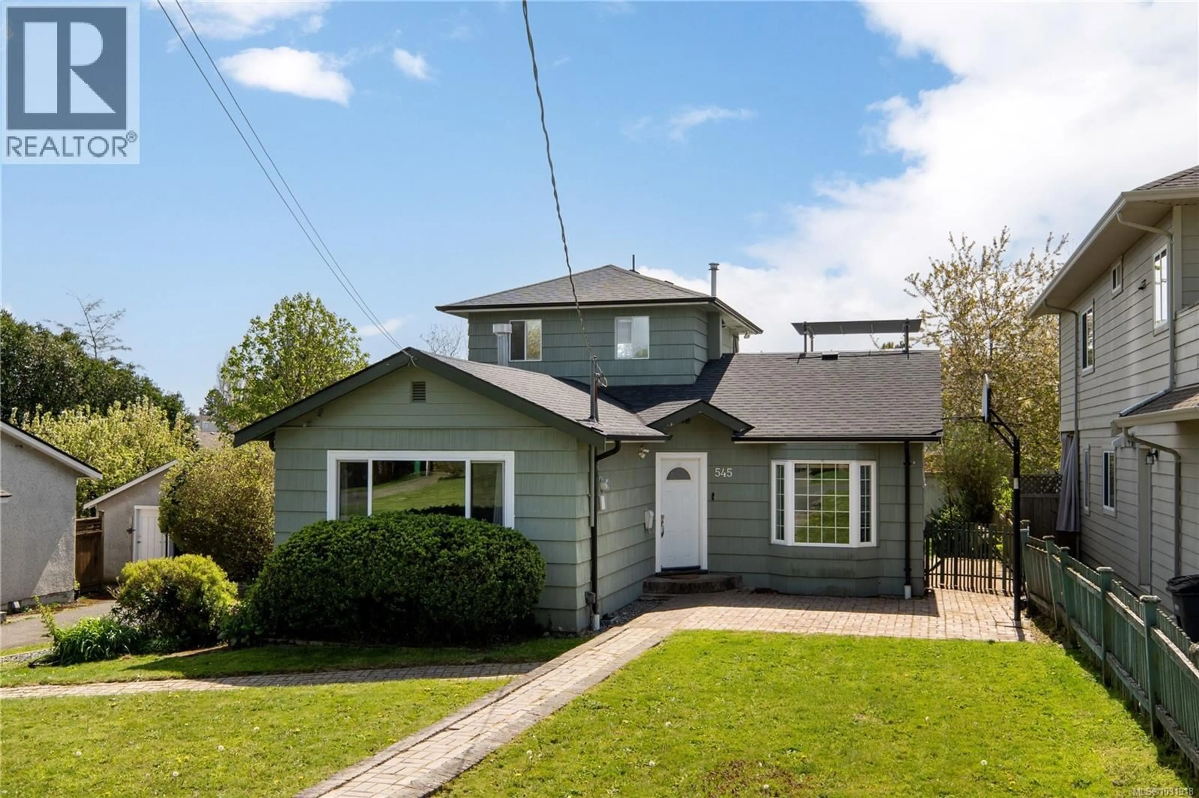 Home with vinyl exterior material, street for 545 TAIT STREET, Saanich British Columbia V8Z4V6