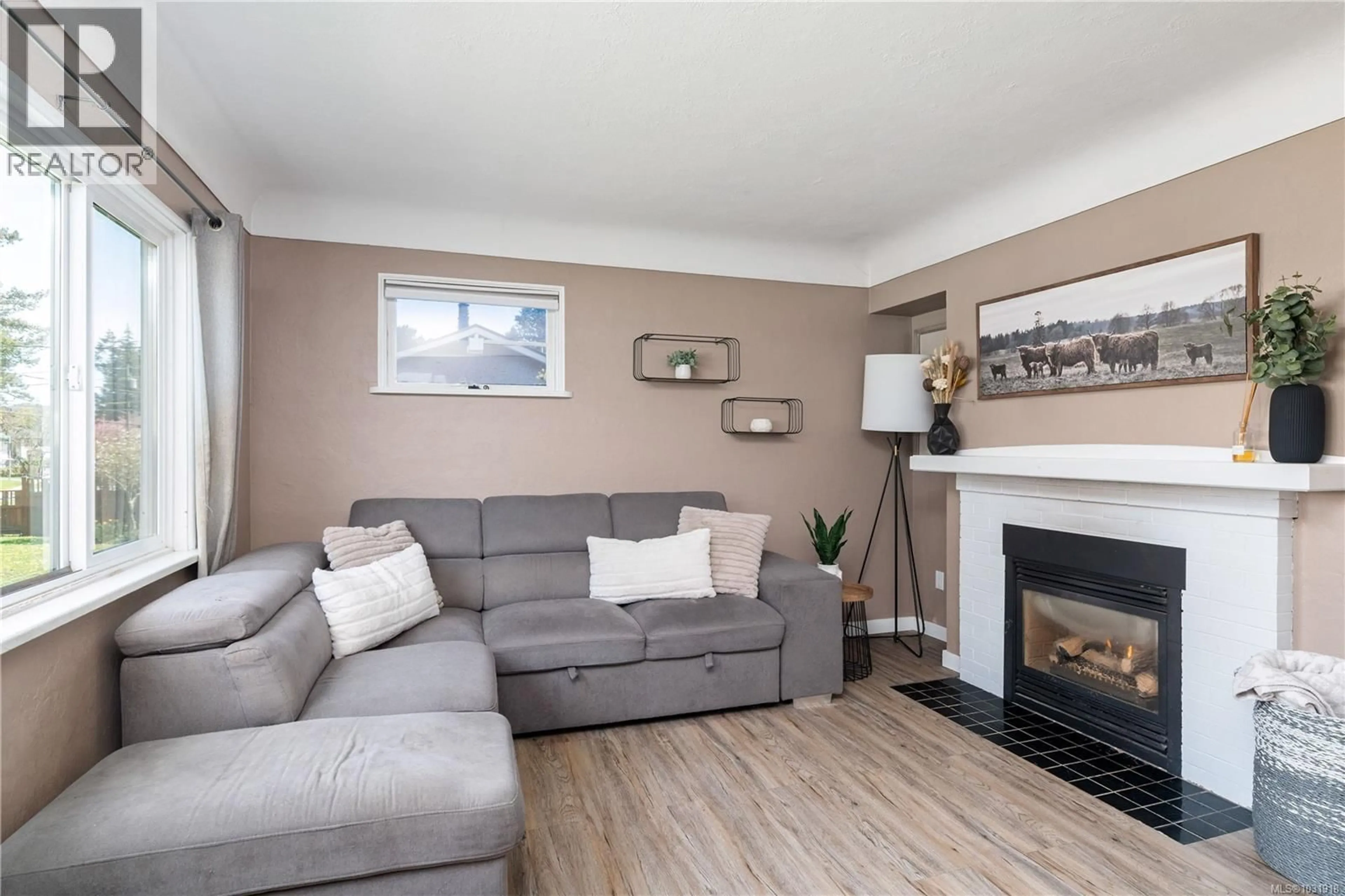 Living room with furniture, wood/laminate floor for 545 TAIT STREET, Saanich British Columbia V8Z4V6