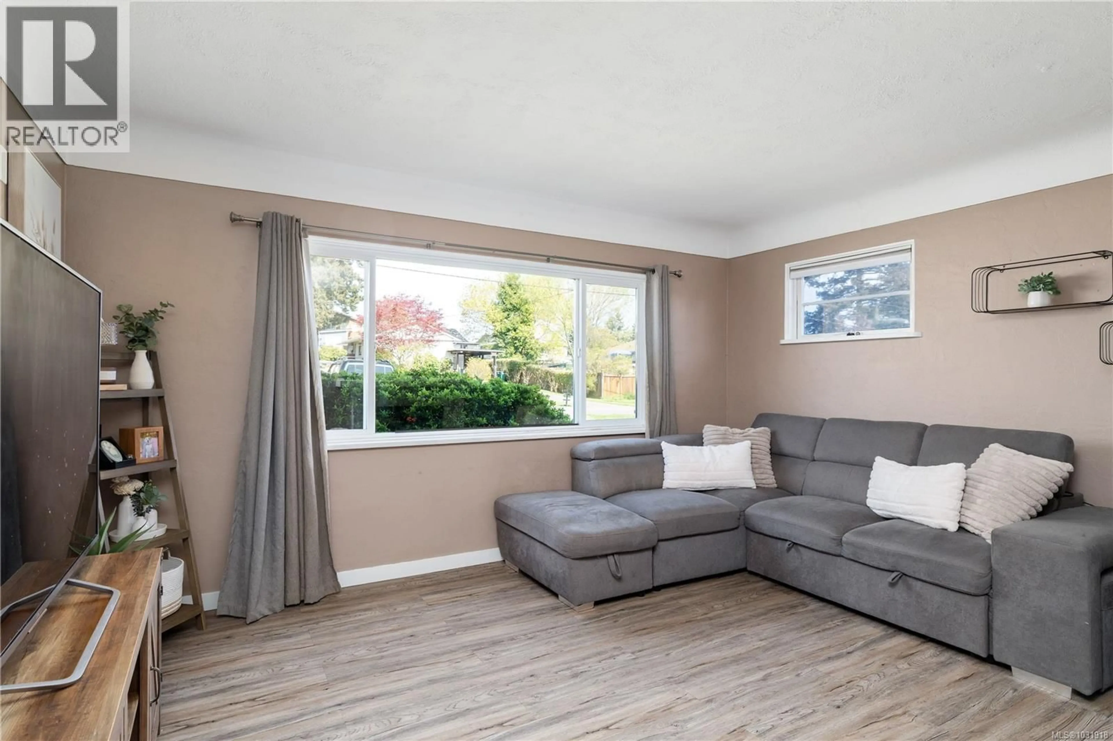 Living room with furniture, wood/laminate floor for 545 TAIT STREET, Saanich British Columbia V8Z4V6