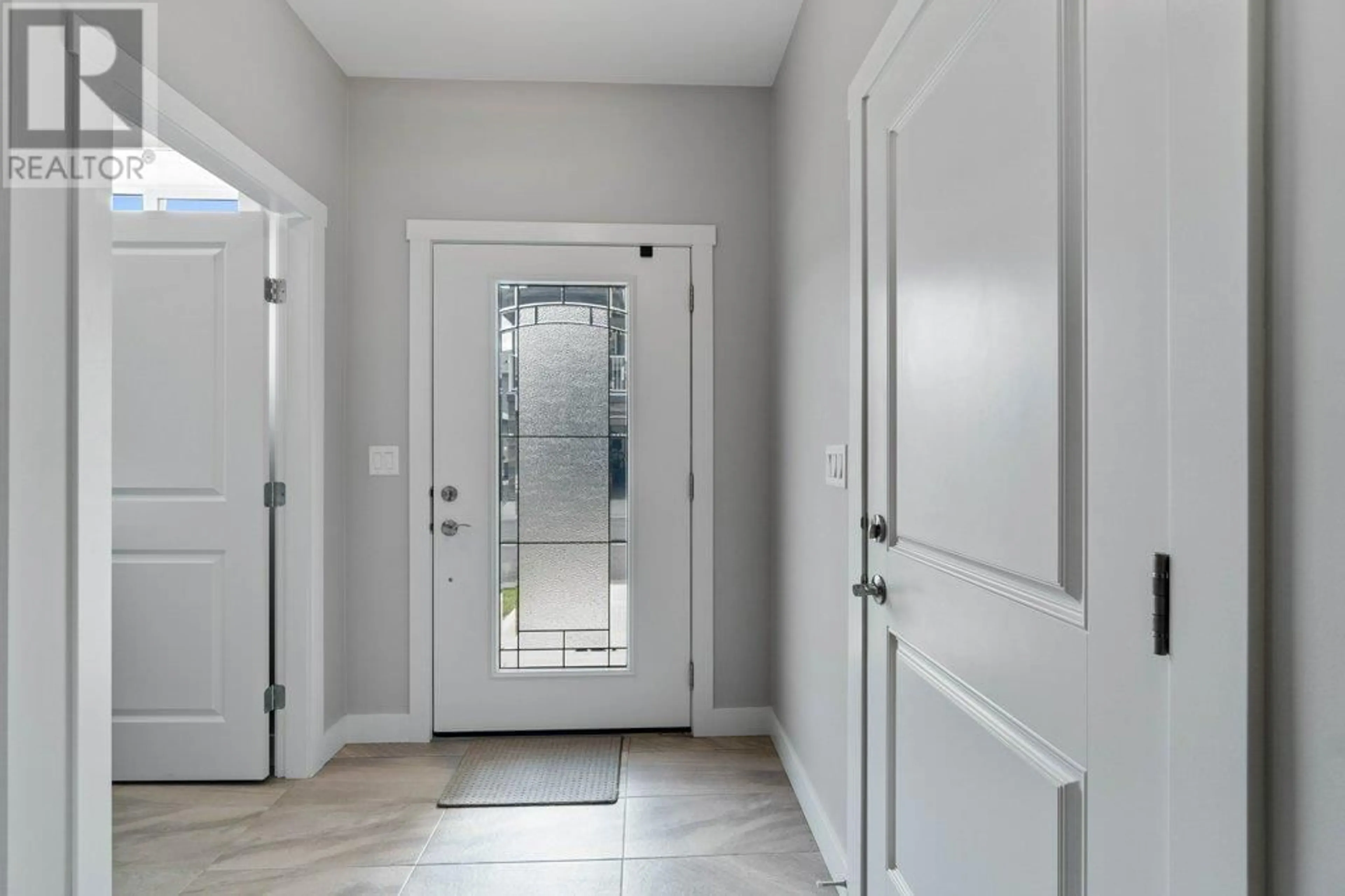 Indoor entryway, wood floors for 1791 10 Street SW Unit# 28, Salmon Arm British Columbia V1E0E9