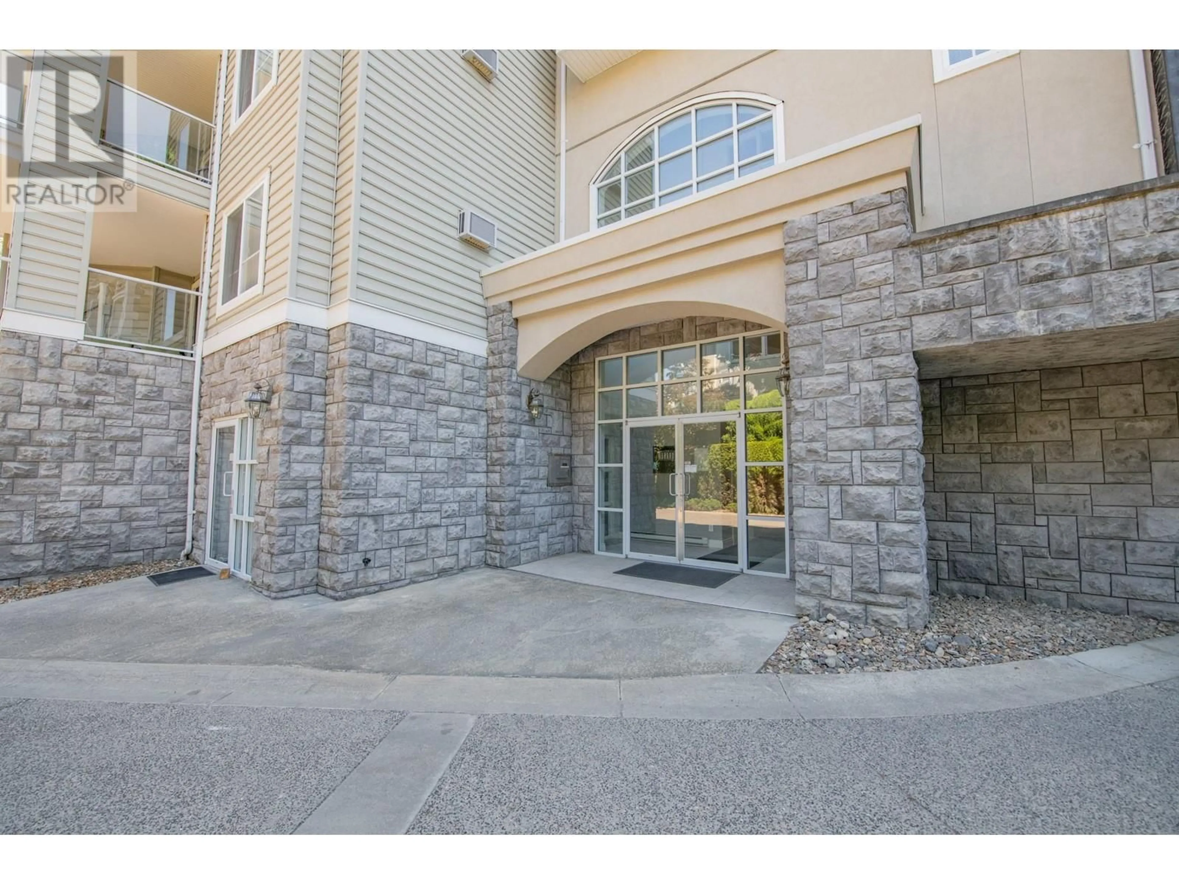 Indoor foyer for 3220 Centennial Drive Unit# 104, Vernon British Columbia V1T2T7