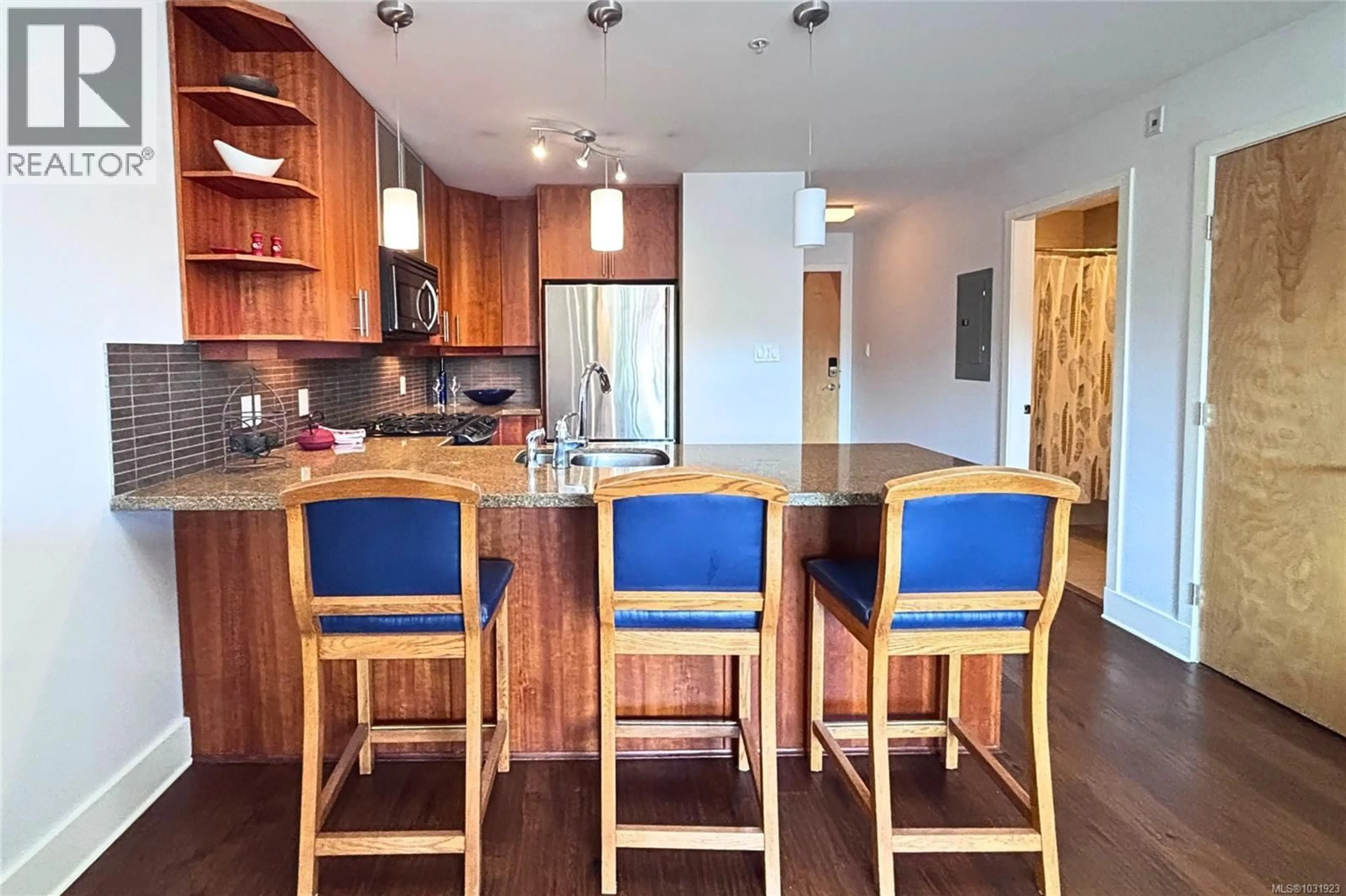 Open concept kitchen, wood/laminate floor for 206 - 194 BEACHSIDE DRIVE, Parksville British Columbia V9P0B1