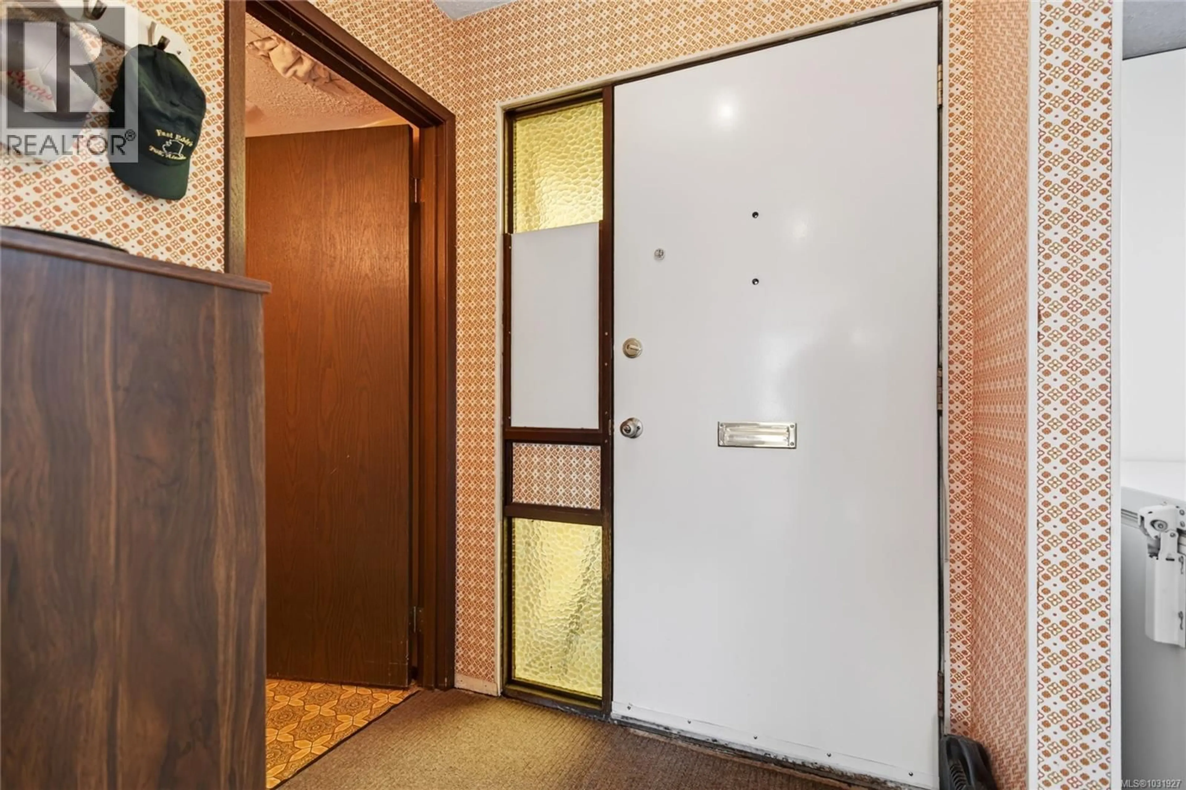 Indoor foyer for 10 - 1440 13TH STREET, Courtenay British Columbia V9N6C1