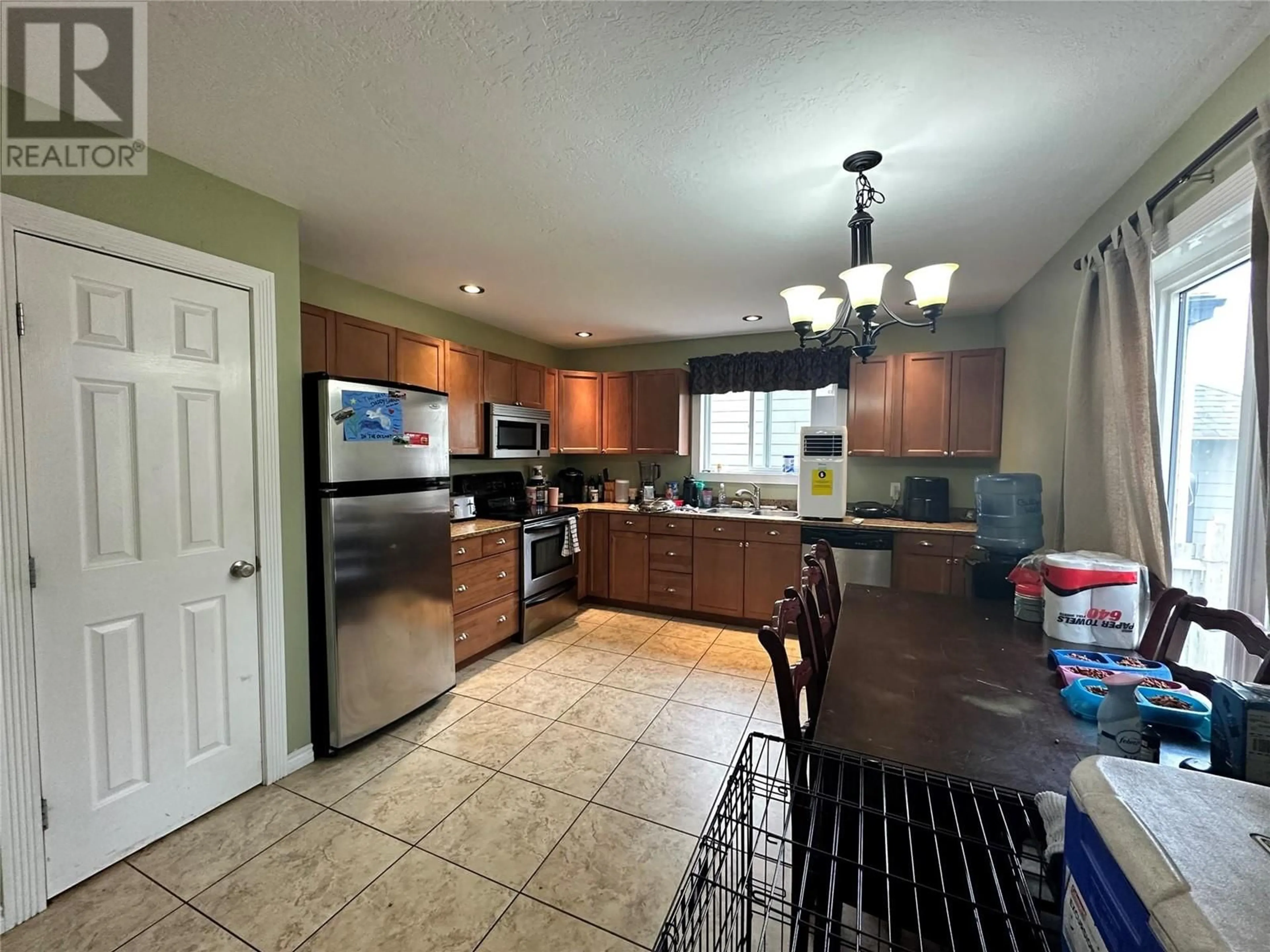 Open concept kitchen for 336 98 Avenue, Dawson Creek British Columbia V1G1R7